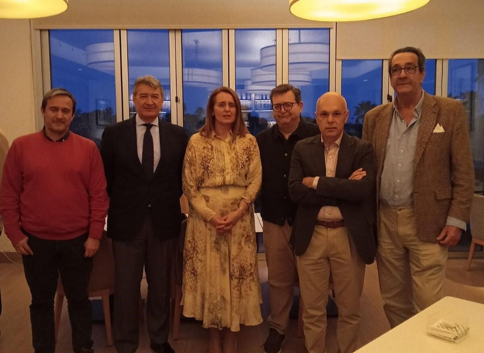 José Antonio Montilla, César Saldaña, Aurora Salvador, José Antonio Aldayturriaga, José Manuel Montes de Oca y Enrique Fernández de Bobadilla, durante la cata de vinos.