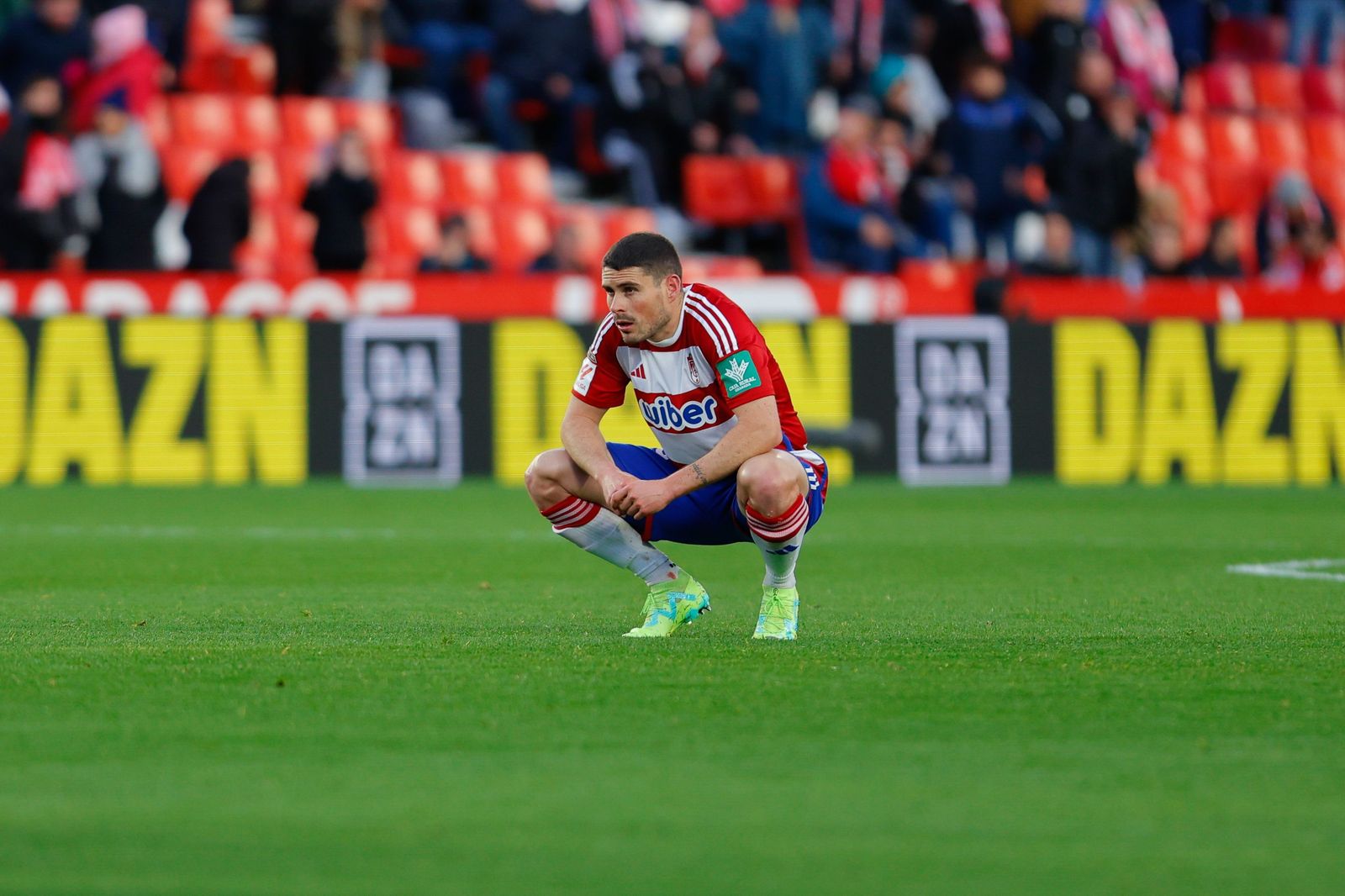 Sergio Ruiz sobre el césped de Los Cármenes en la pasada jornada.