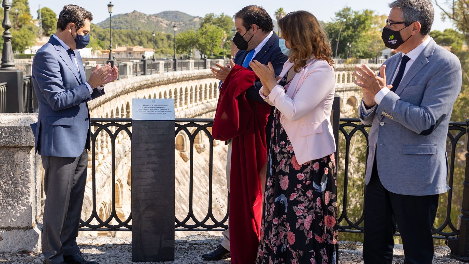 El presidente andaluz descubre una placa.