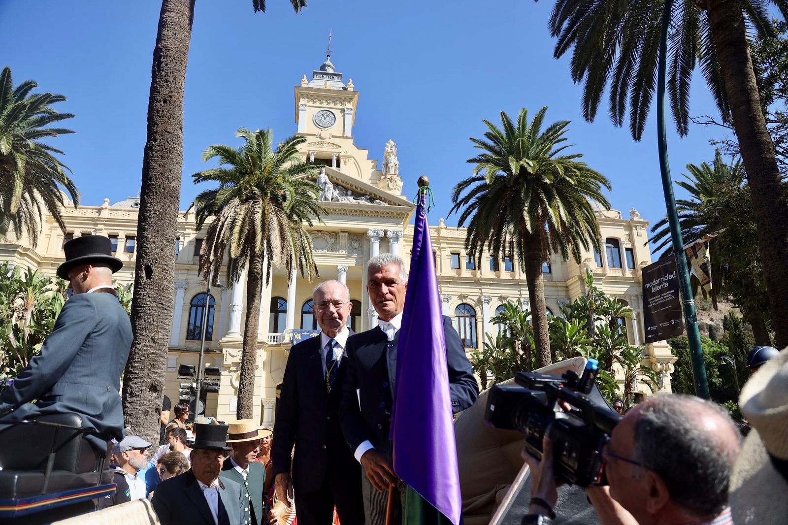 La salida de la Romería de la Feria de Málaga, rumbo al Santuario de la Victoria, en fotos