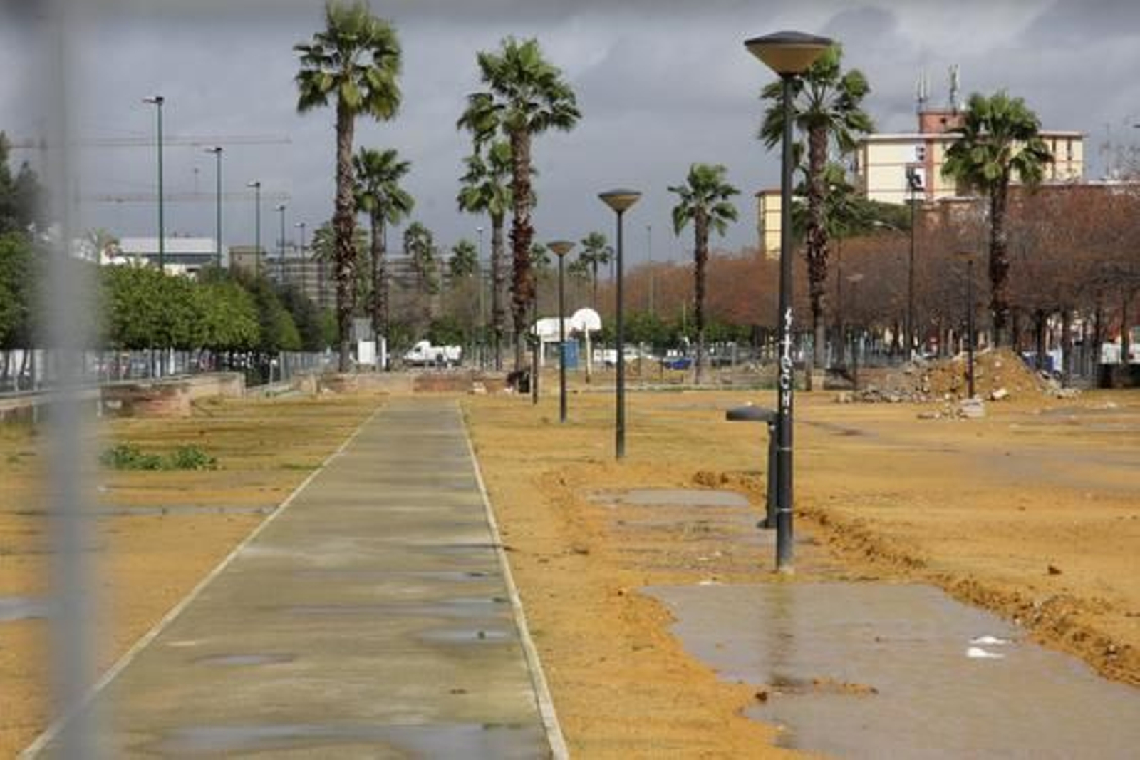 La Ronda del Tamarguillo no logra convertirse en un lugar de esparcimiento ciudadano.

Foto: Belén Vargas