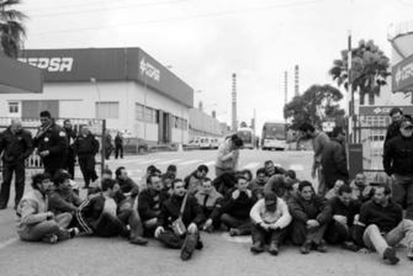 Imagen de archivo de la concentración de los trabajadores de la semana pasada, en la entrada de la refinería Cepsa.