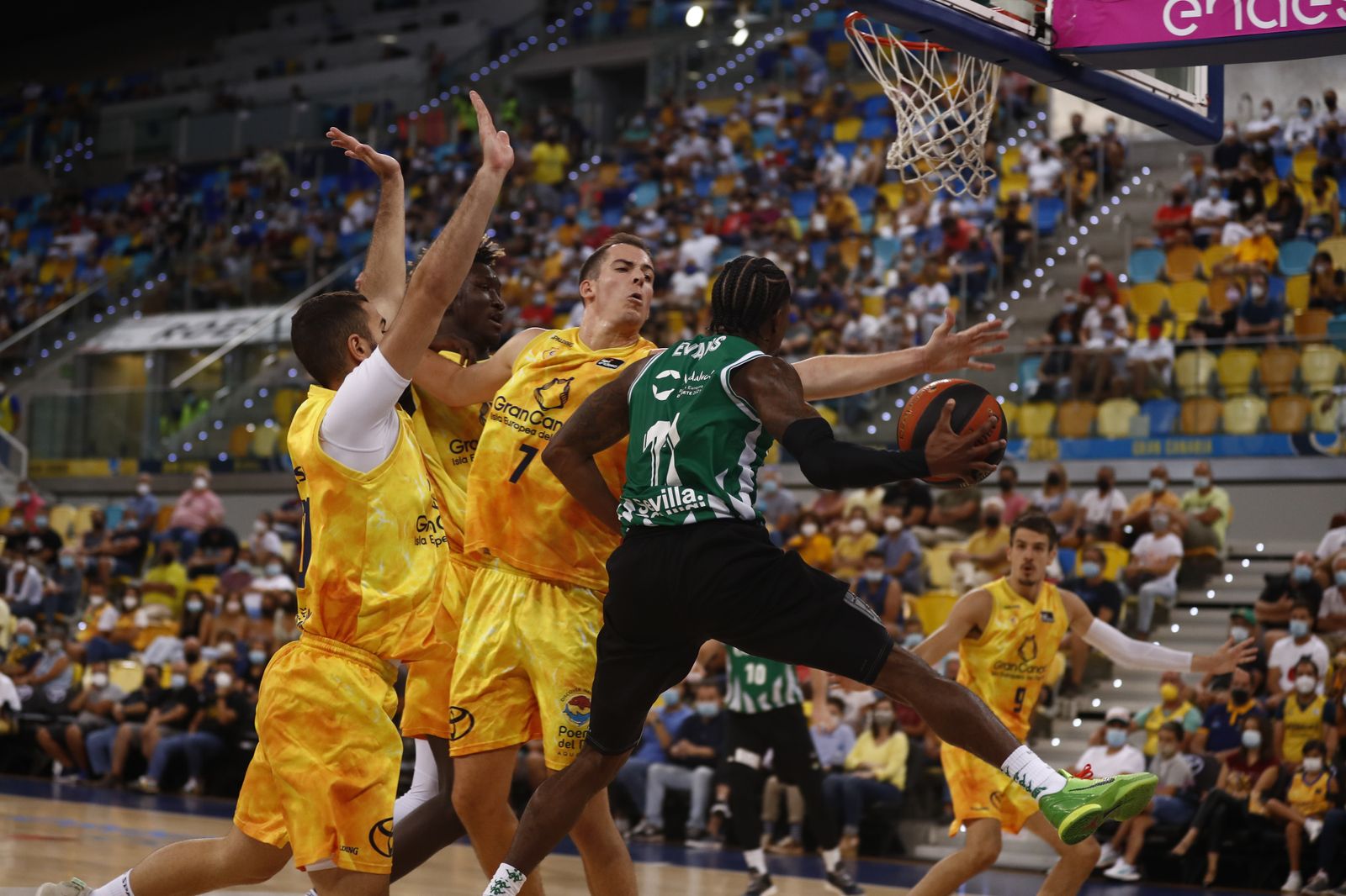 Tres jugadores del Gran Canaria tratan de cortar el pase de Evans.
