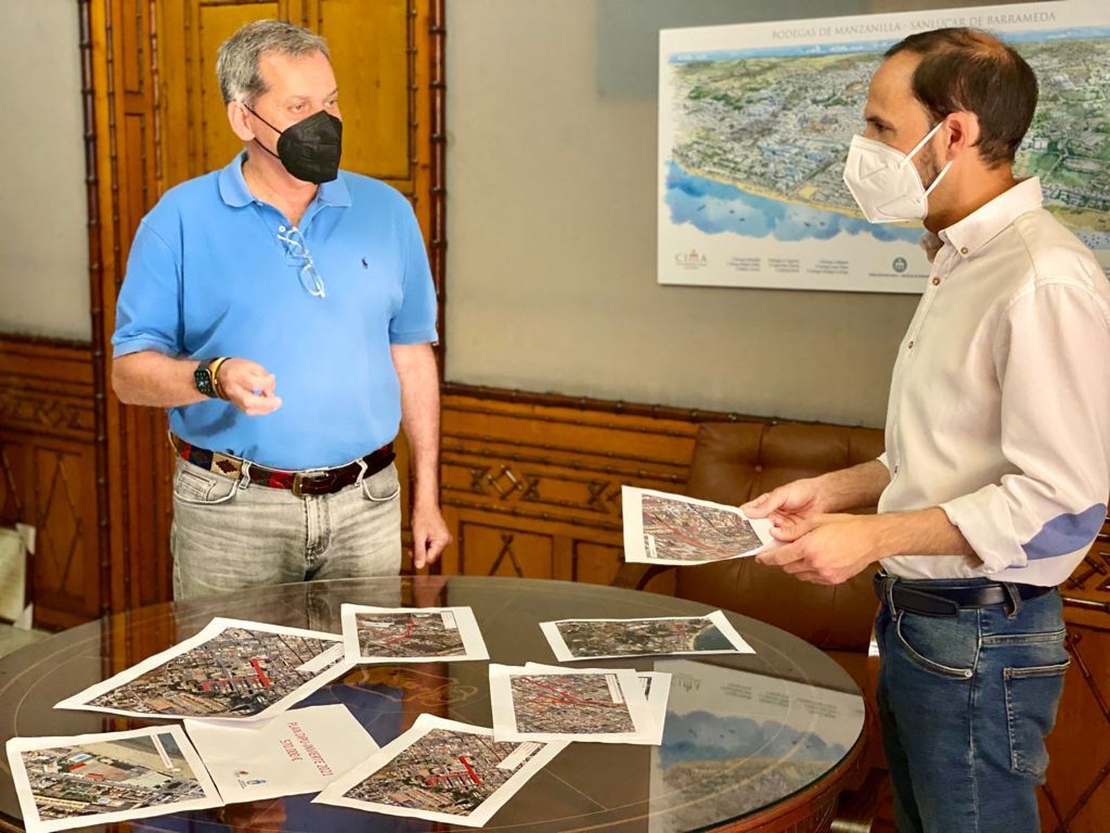 El alcalde de Sanlúcar, Víctor Mora, con el primer teniente de alcalde, Javier Gómez Porrúa, en el Palacio Municipal.