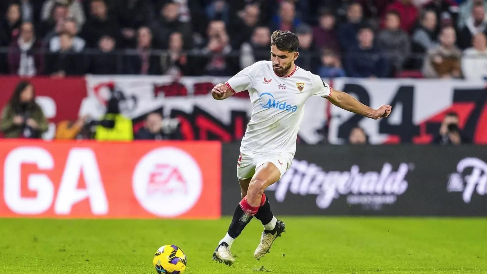 García Pascual en un encuentro con el Sevilla.