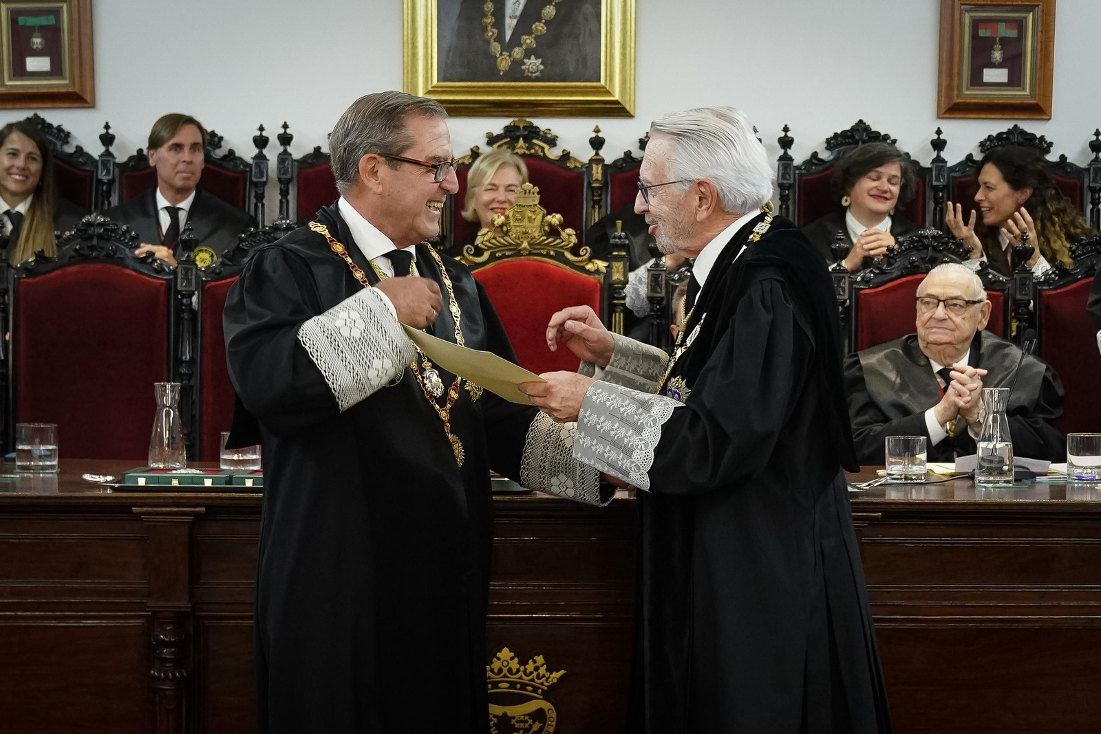 Botones de oro y lazo (15191076).jpg