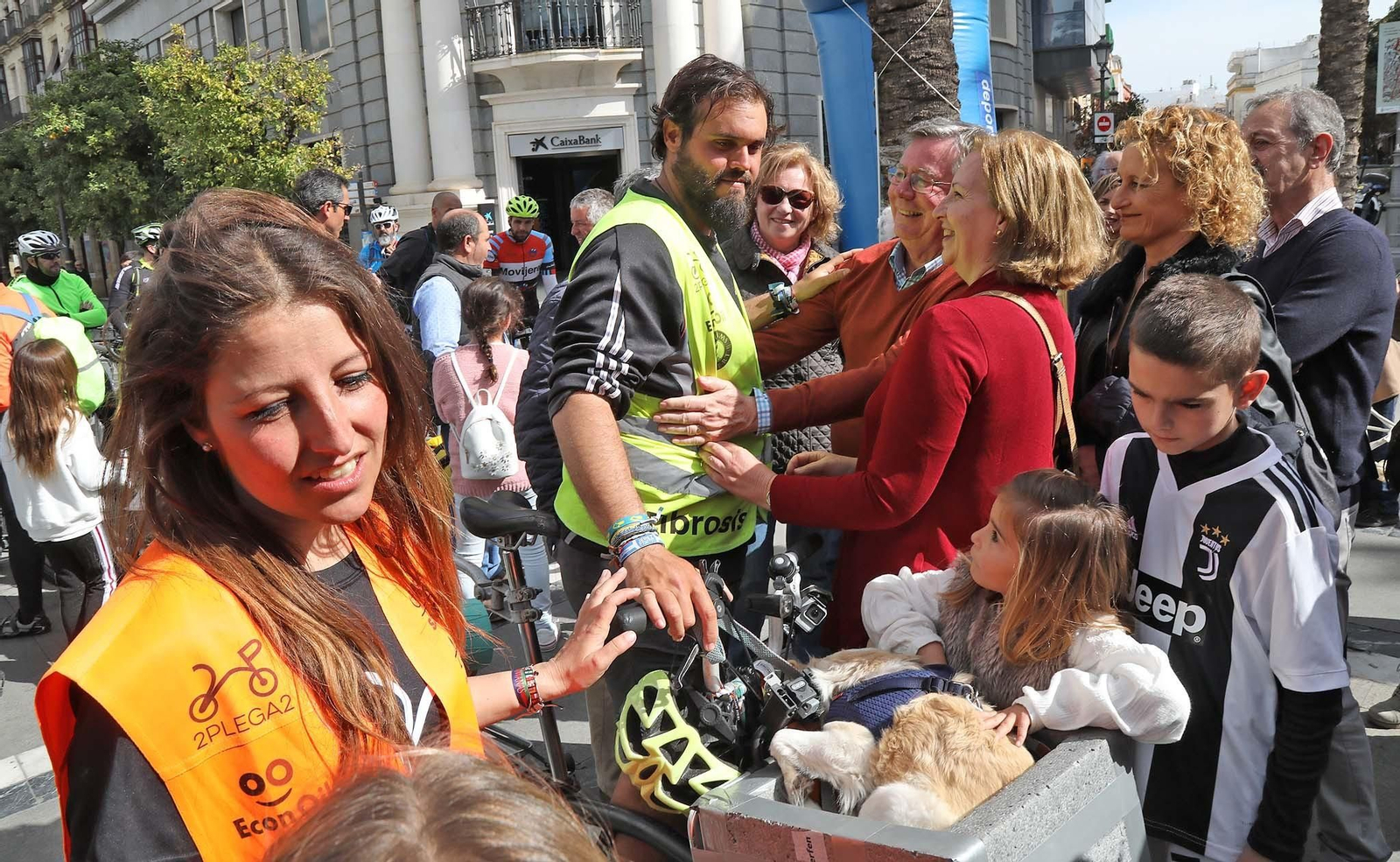 Juan Meira, a su llegada a la plaza del Arenal tras los 136 días de recorrido en bicicleta plegable por España. Juan Meira, a su llegada a la plaza del Arenal tras los 136 días de recorrido en bicicleta plegable por España.