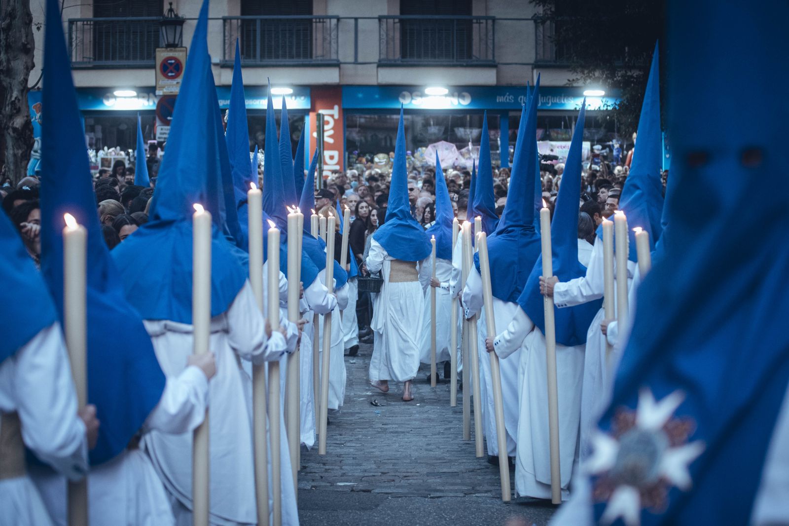 Nazarenos de la Hermanda de Montserrat en la calle San Pablo