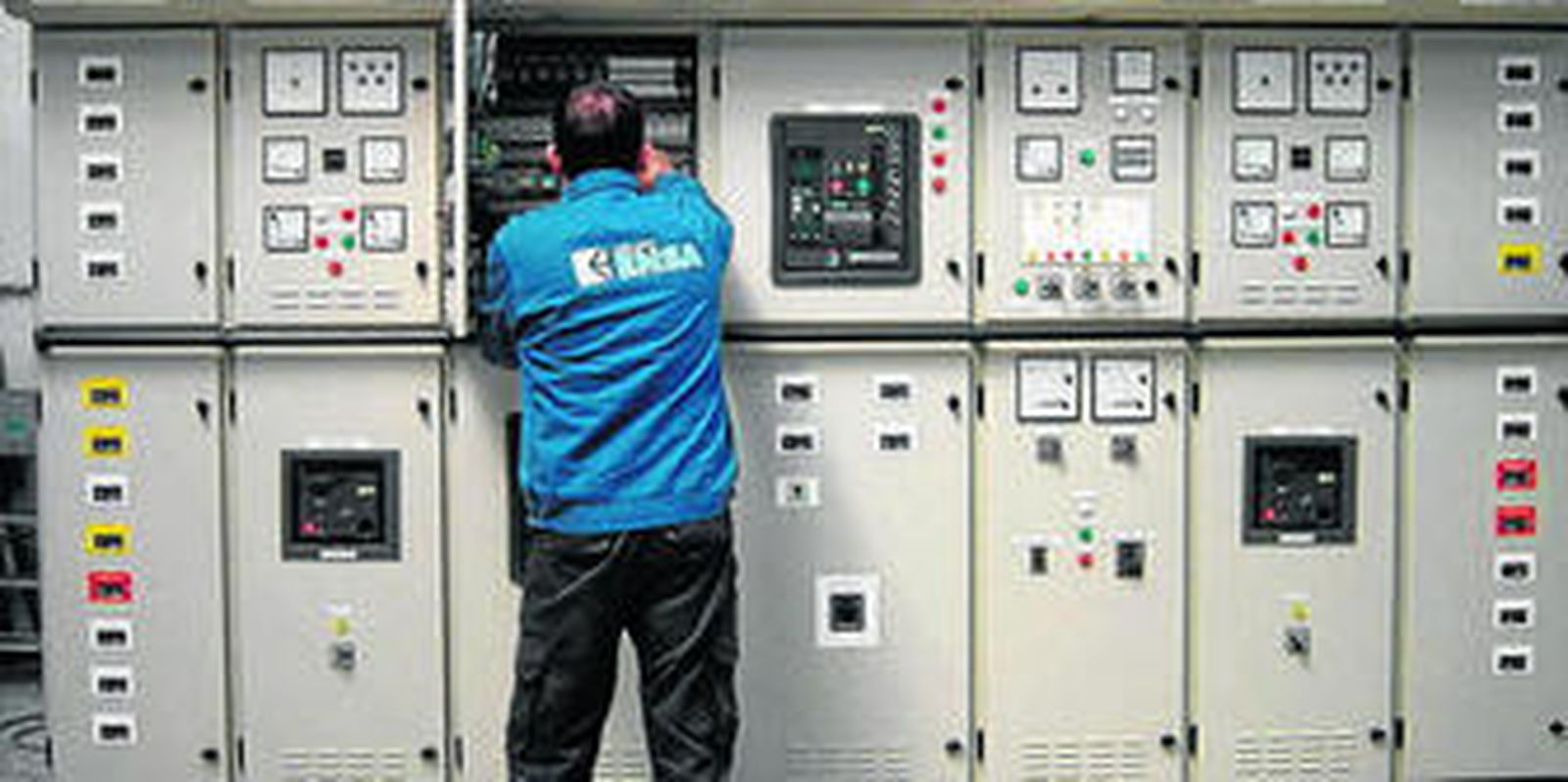 Un operario trabajando en uno de los cuadros eléctricos.