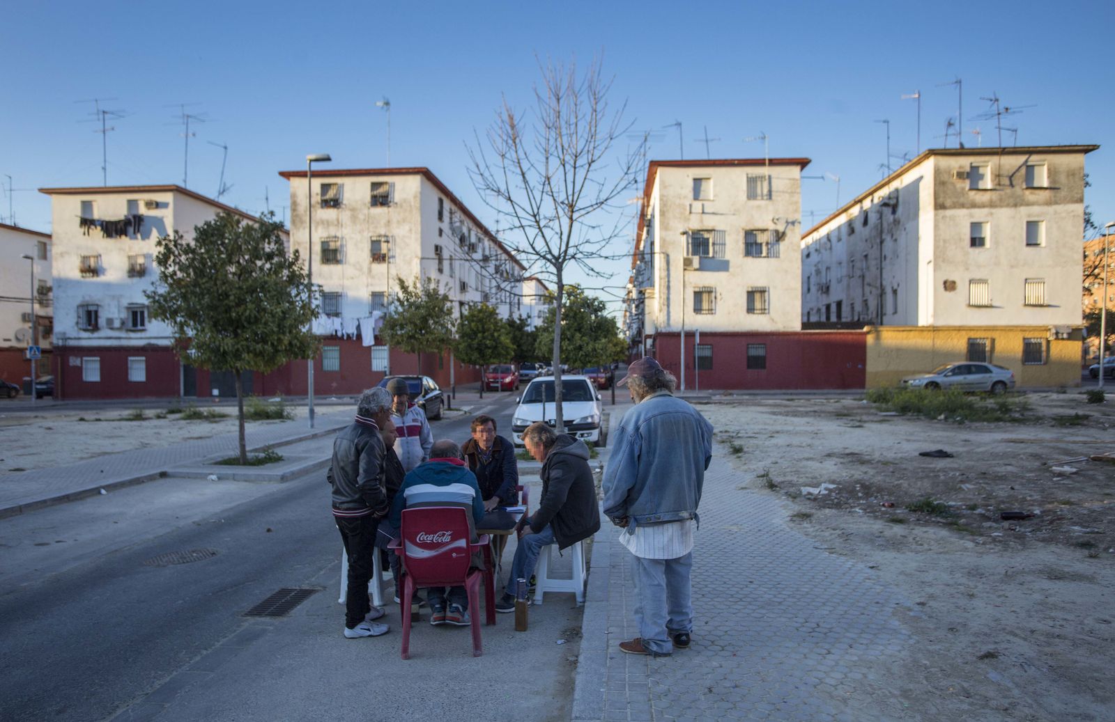 Vecinos de Los Pajaritos juegan una partida de dominó en mitad de la  calle.