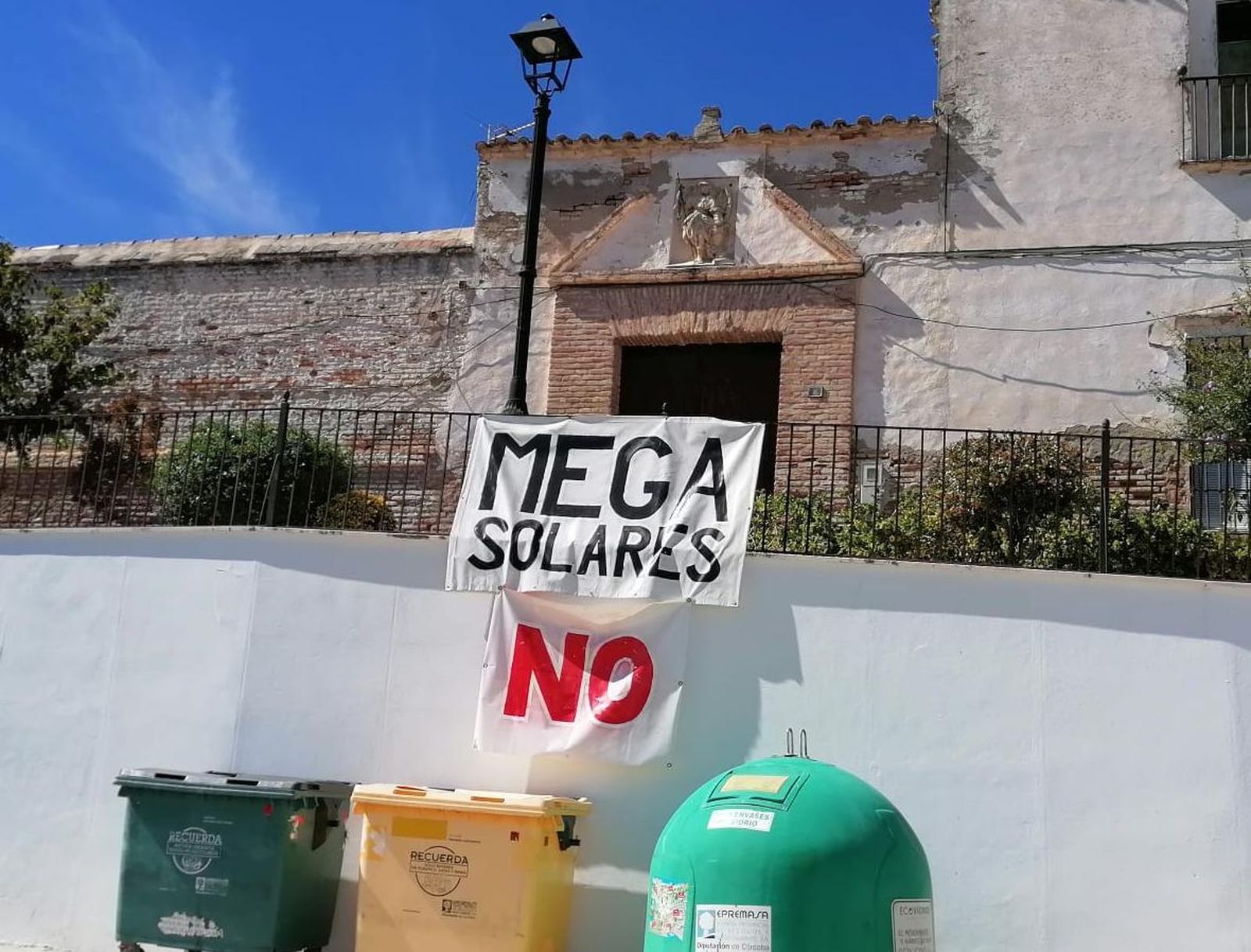 Carteles contra la planta solar en Guadalcázar.