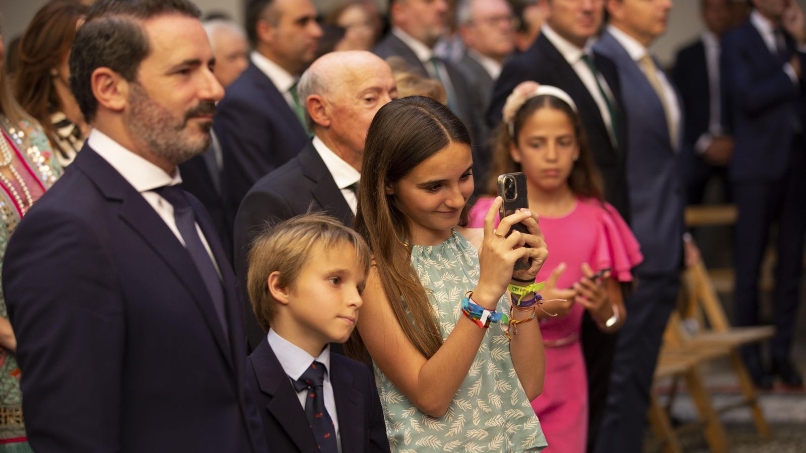 La hija de Marifrán Carazo toma una foto de su madre durante el pleno