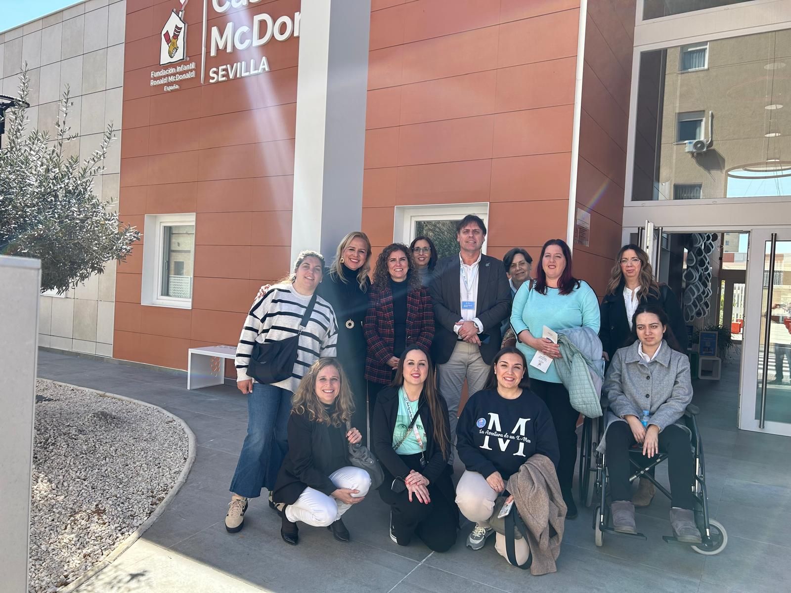 Un momento de la visita a la casa que la Fundación Infantil Roland McDonald tiene en Sevilla.