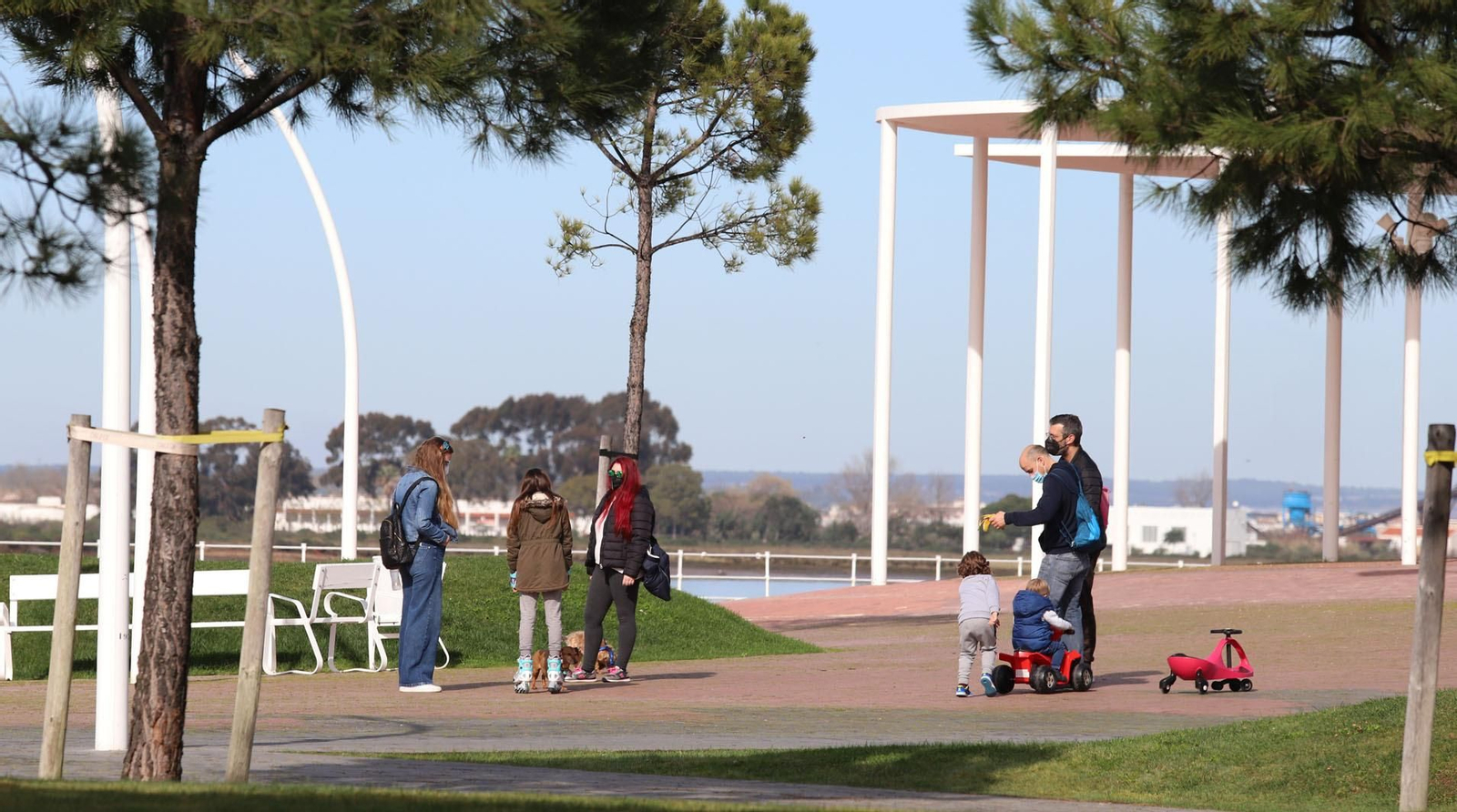 El buen tiempo del sábado llena de onubenses el Paseo de la Ría