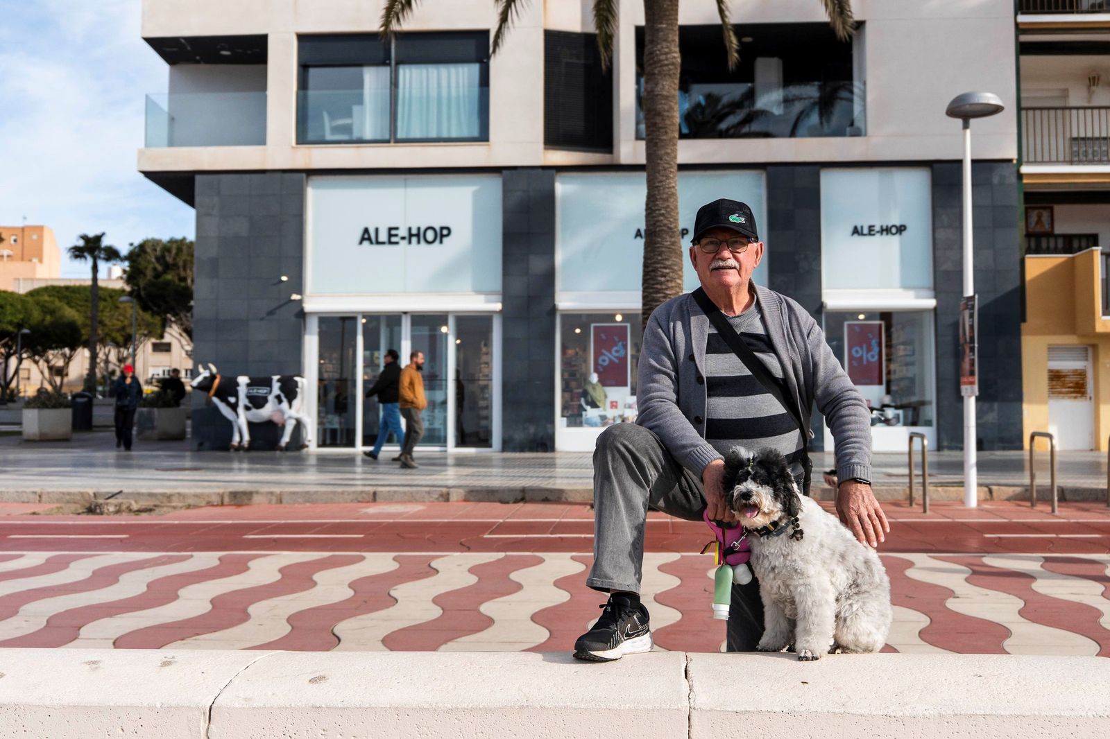 Un vecino pasea a su perro por el Paseo Marítimo de Almería, una escena habitual en la ciudad mientras los datos oficiales reflejan que el crecimiento de los gatos se acelera en varias provincias andaluzas.