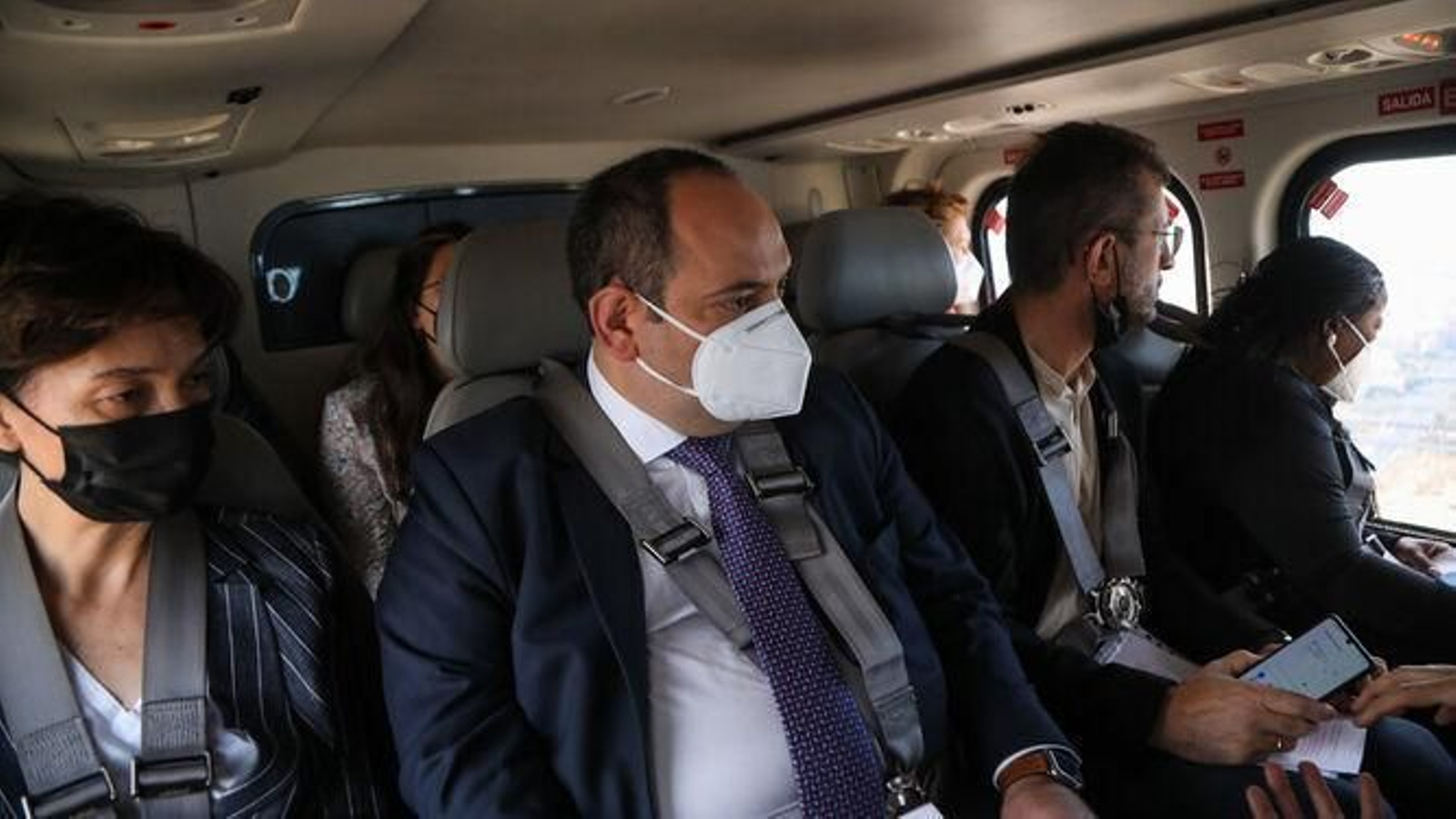 Miembros del comité evaluador de la Expo en el helicóptero sobrevolando Málaga.