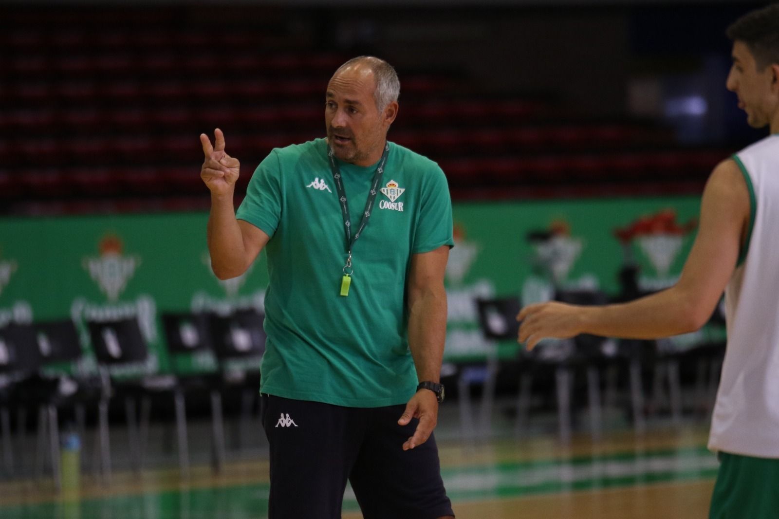 Curro Segura da instrucciones en un entrenamiento.