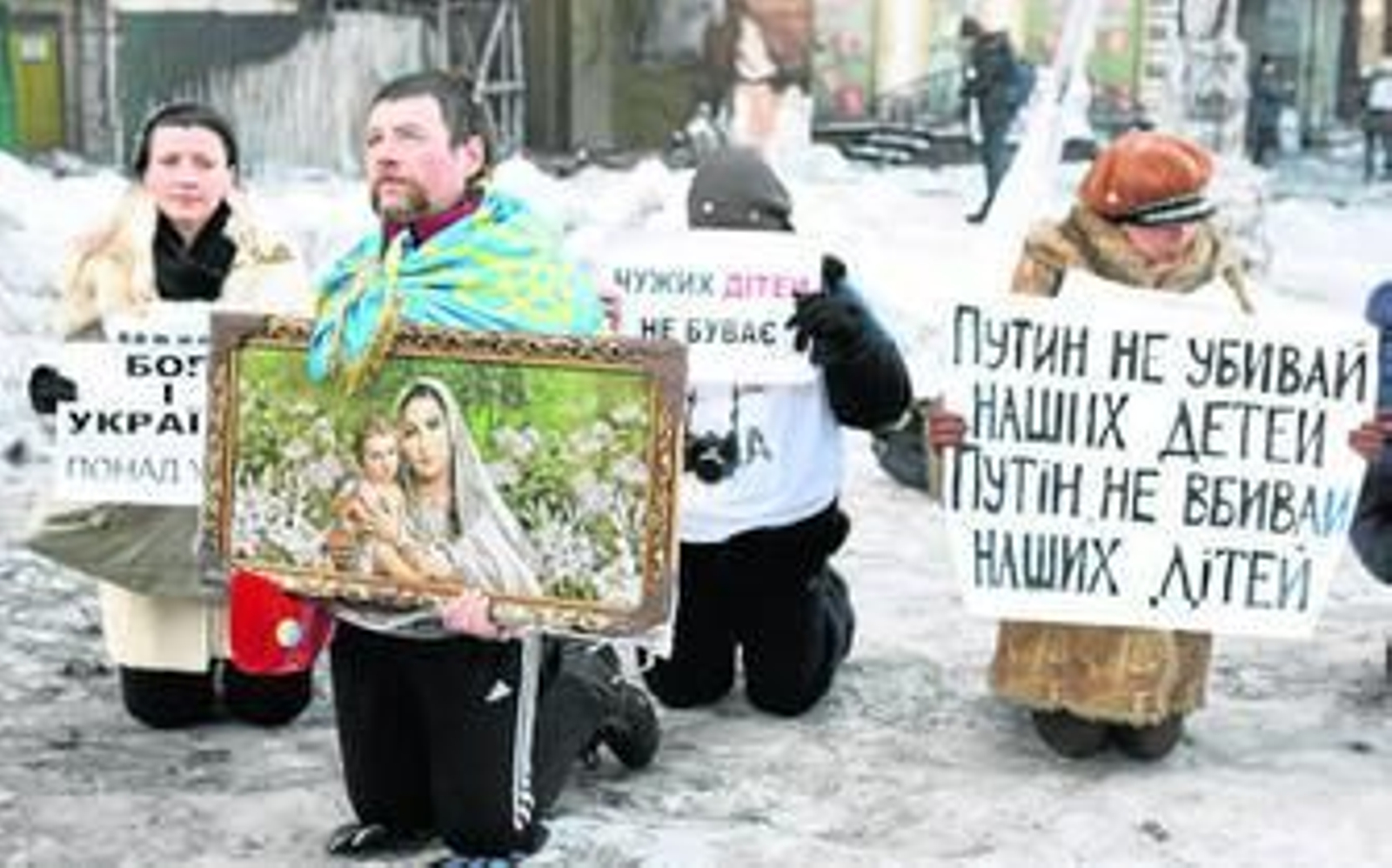 Manifestantes rezan ayer durante un nuevo día de protestas en Kiev.
