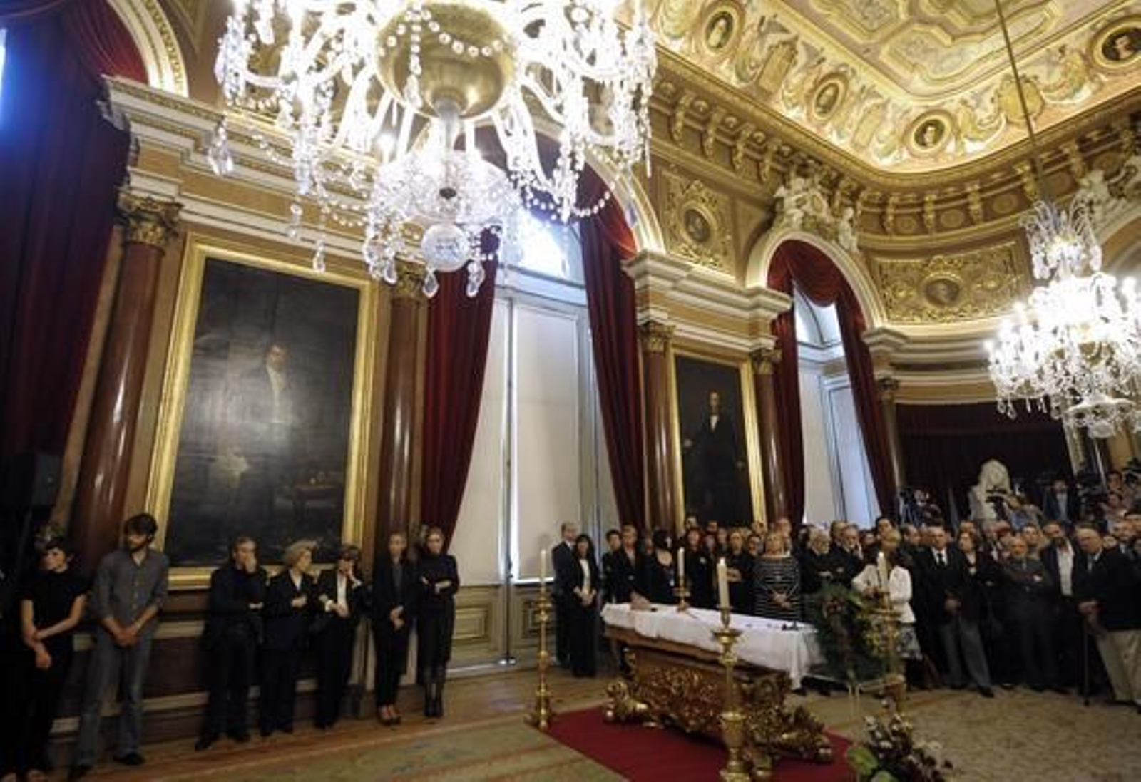 Intelectuales, políticos y cientos de portugueses se despiden del escritor.

Foto: EFE/ AFP/ Reuters