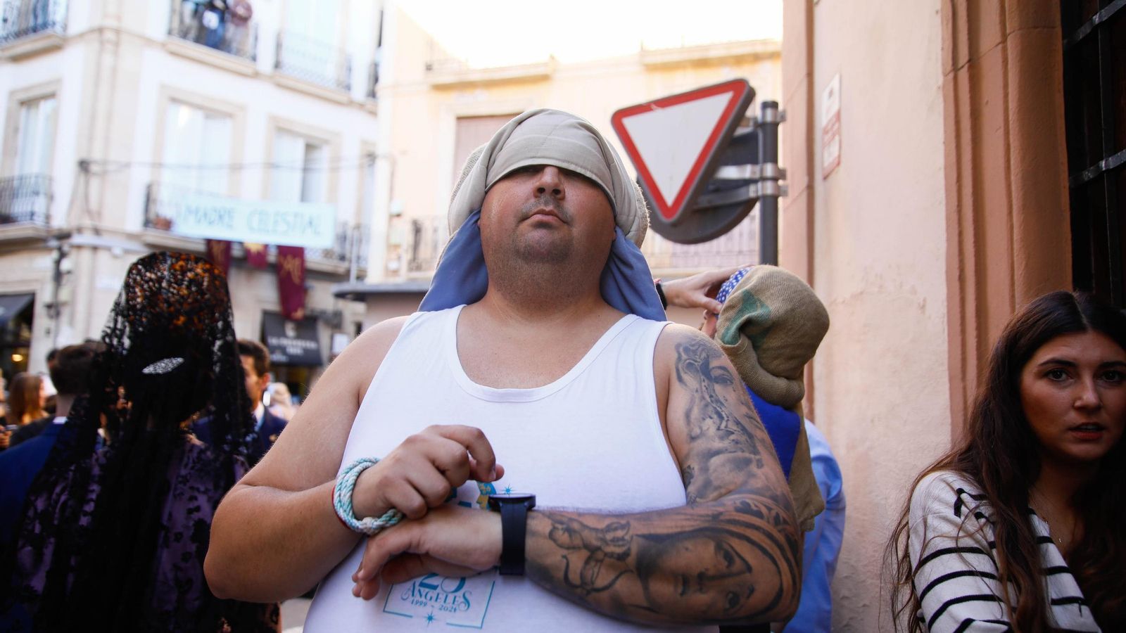 Vea la salida de la Hermandad de Los Ángeles de la Catedral de Almería