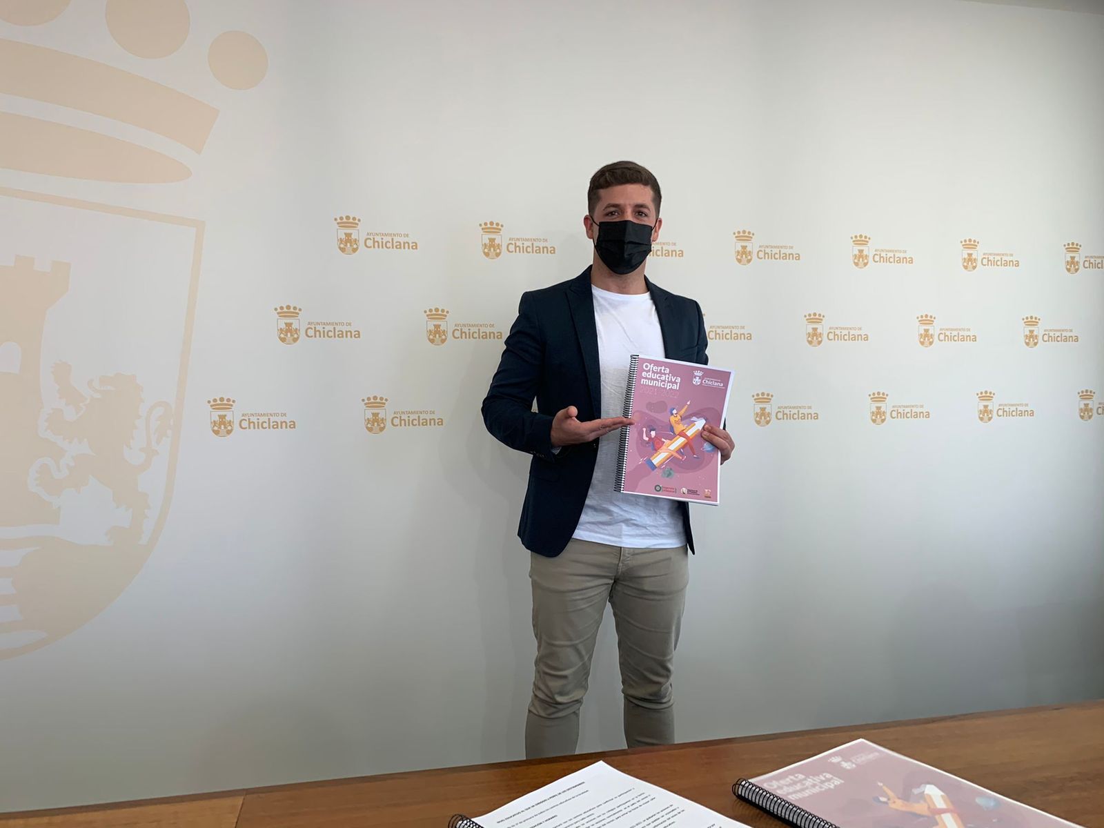 El delegado municipal de Educación, José Alberto Cruz, durante el acto de presentación del documento.