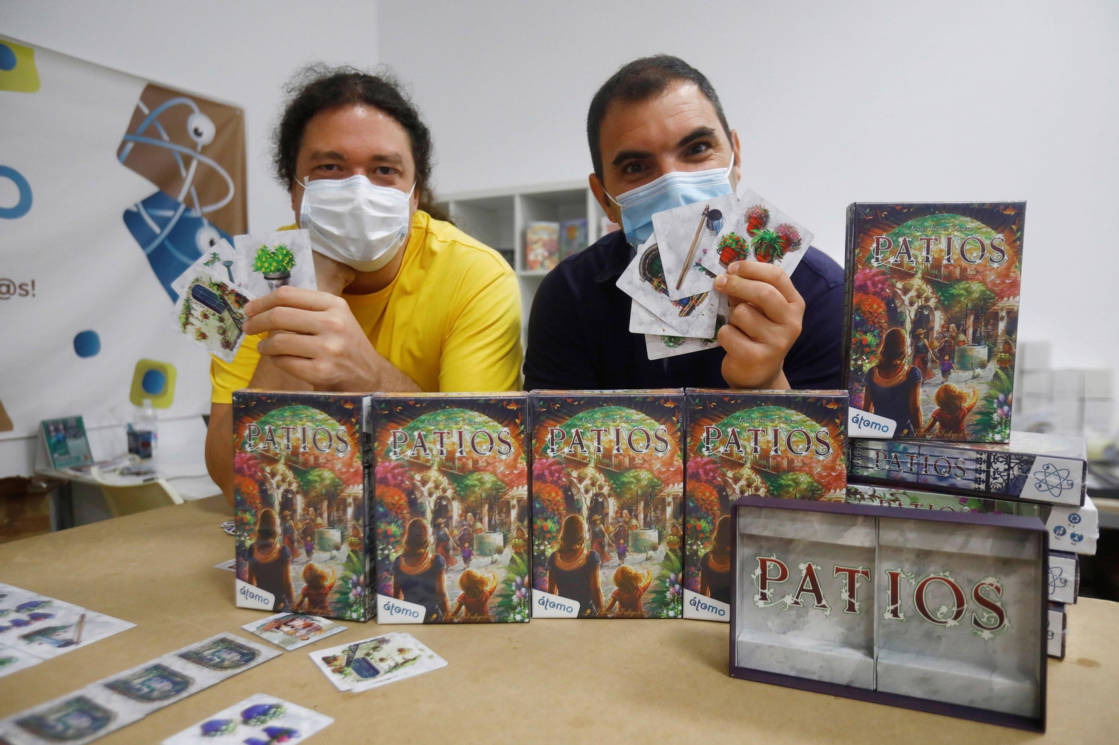 El creador del juego, Jesús Torres), junto al responsable de la editorial Átomo Games Raúl López.