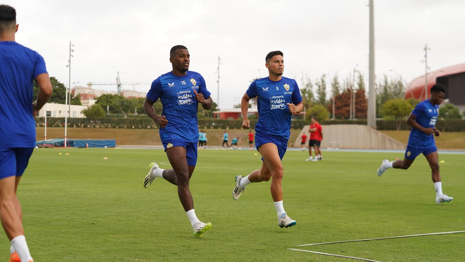 Akieme junto a Robertone realizando un ejercicio