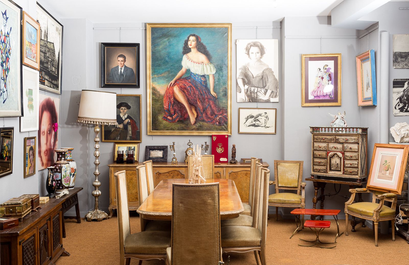 Algunas de las piezas que pertenecieron a Paquita Rico, en la casa de subastas Isbilya.