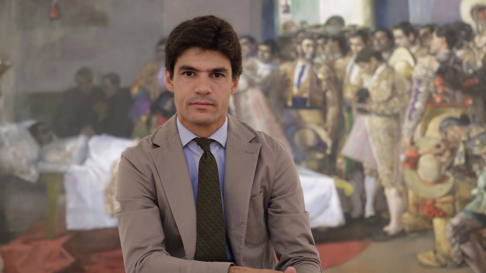 Pablo Aguado frente a la obra de Villegas titulada 'La muerte del maestro'