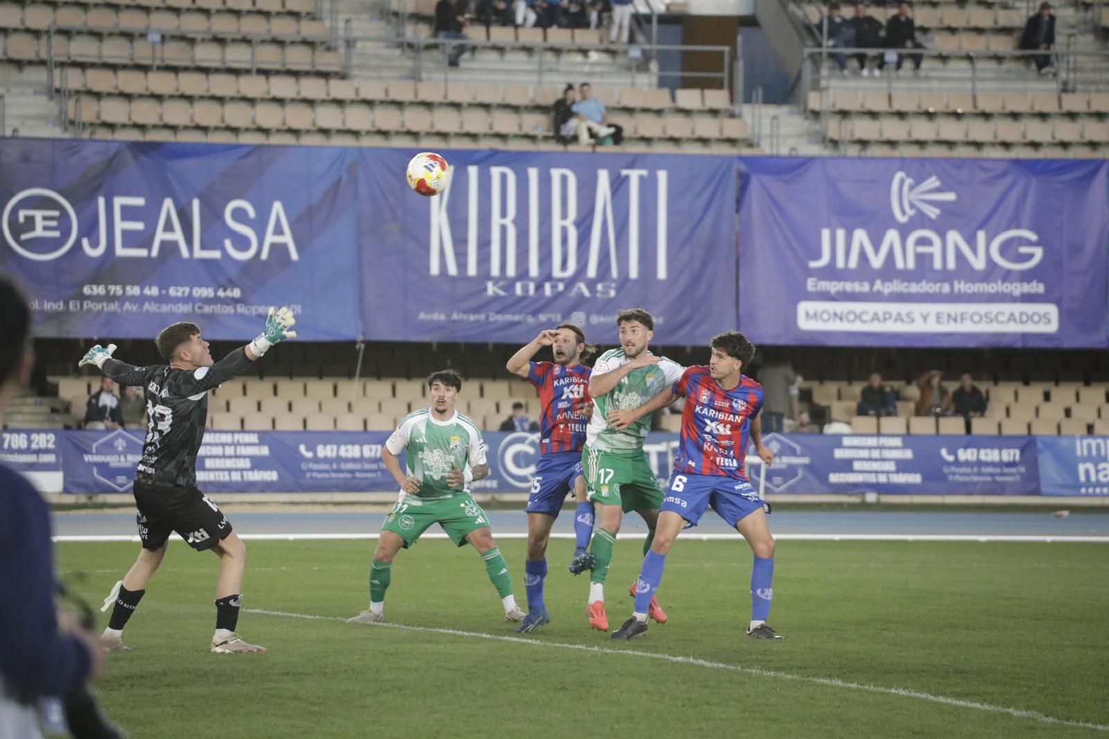 Chuma remata de cabeza superando la media salida de Borja.