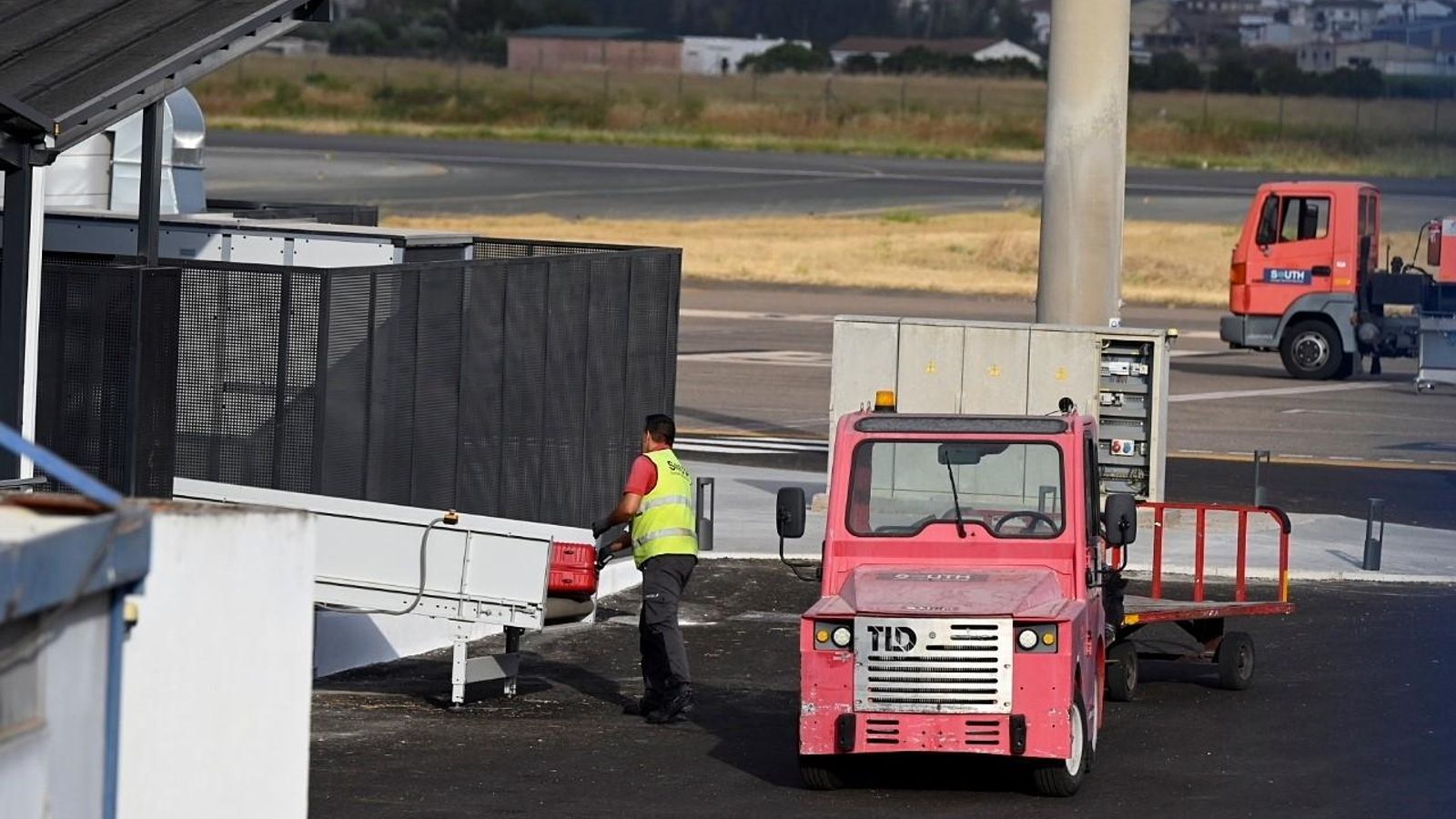 Un operario recoge maletas de la cinta antes de un vuelo desde el aeropuerto de Córdoba. Un operario recoge maletas de la cinta antes de un vuelo desde el aeropuerto de Córdoba.