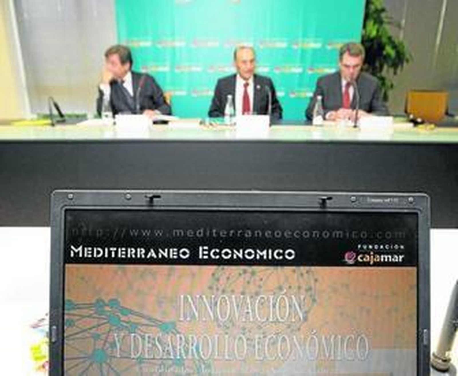 Joaquín Moya-Angeler, Juan del Águila y Jerónimo Molina, en la presentación de la obra.