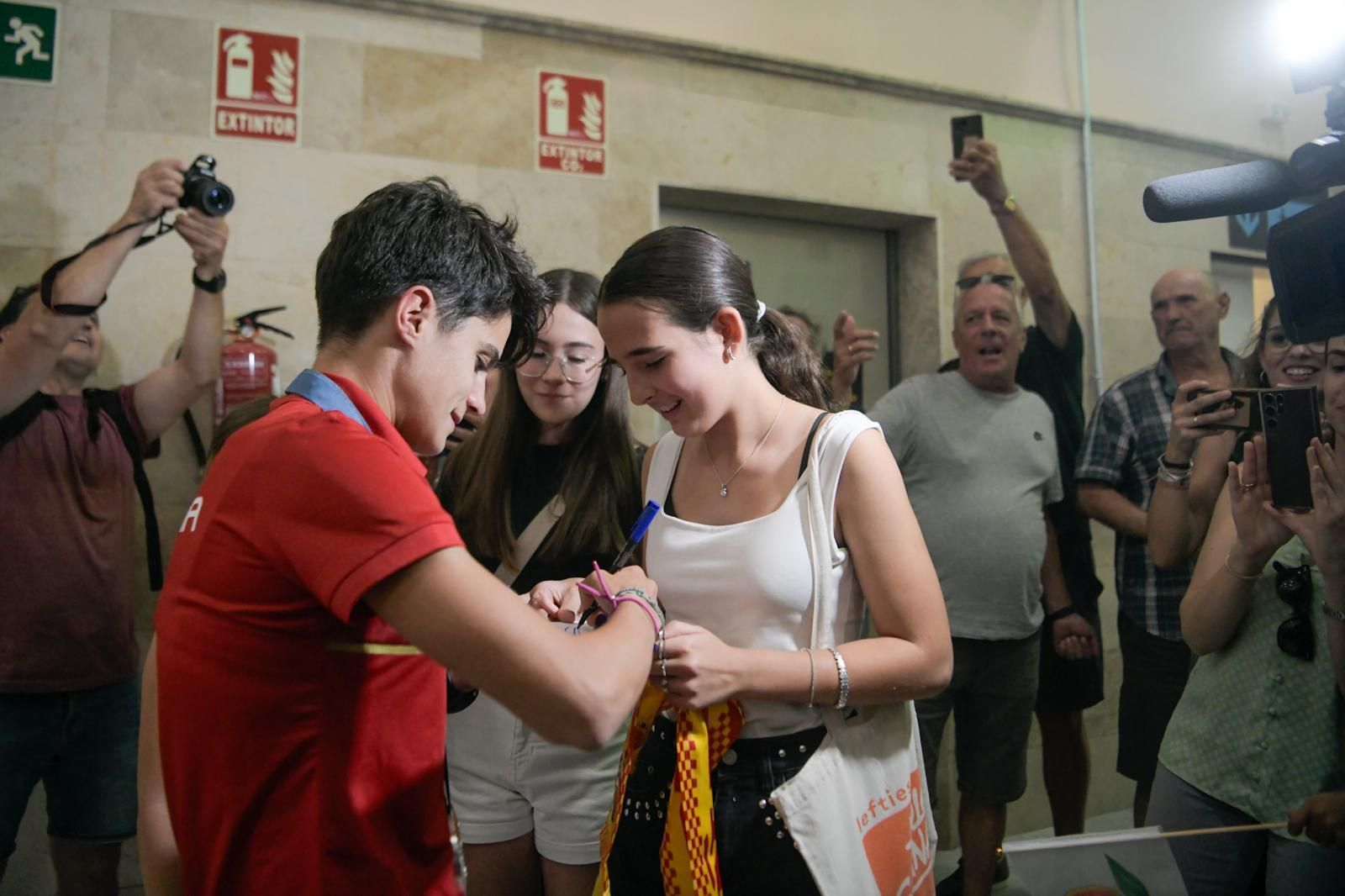 Granada recibe a la campeona María Pérez, en imágenes