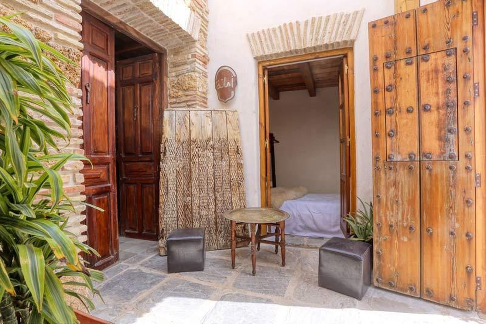 Distribuidor. Mezcla la losa de Tarifa con la piedra ostionera y con la madera de sus vigas y puertas.