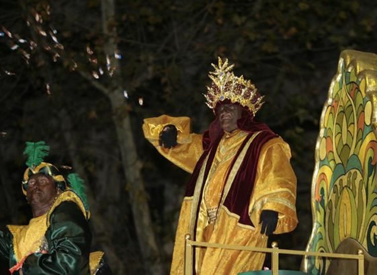 Ya de noche, el rey favorito de los más pequeños lanza caramelos.

Foto: Juan Carlos Muñoz