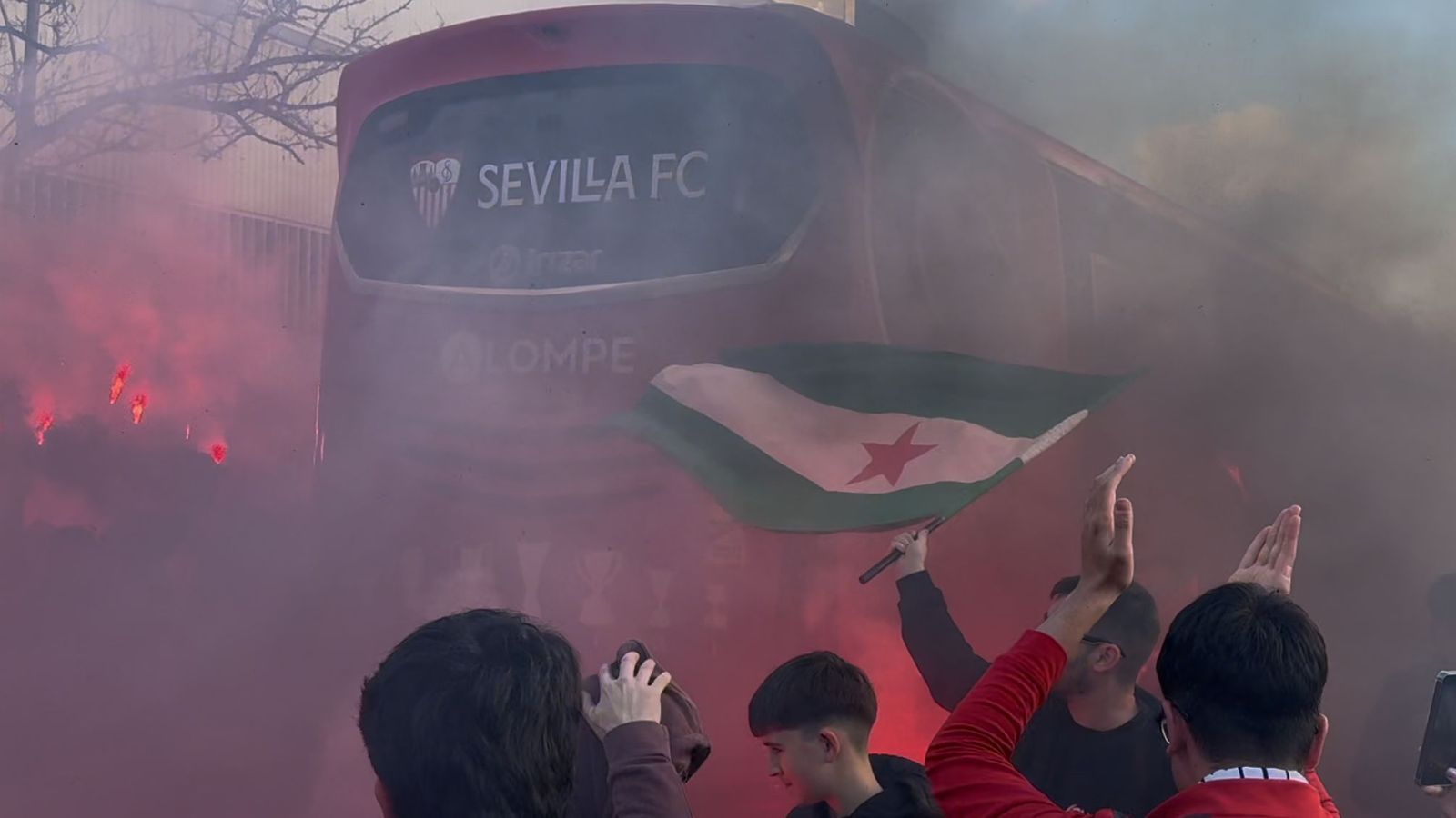 Llegada del autobús del Sevilla FC para el partido ante el Deportivo Alavés