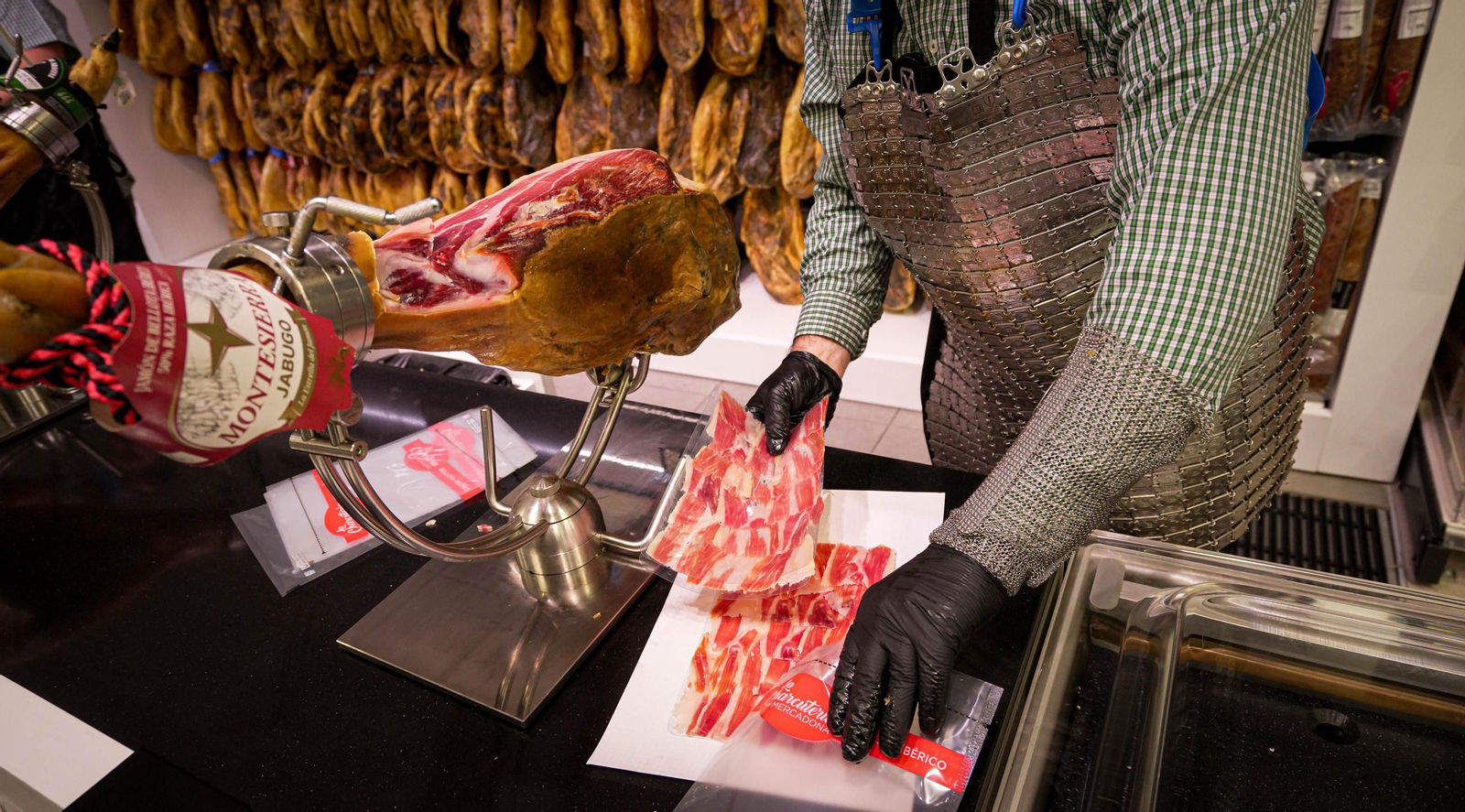 Del campo a la mesa, así son los jamones de Montesierra que vende Mercadona