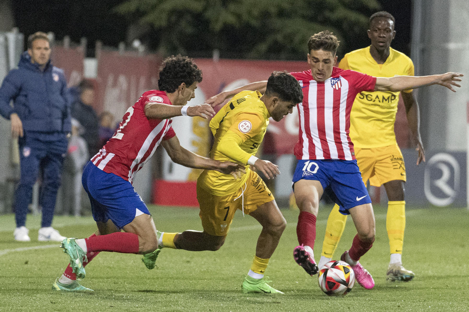 Zequi intenta llevarse el balón el pasado domingo en Cerro del Espino