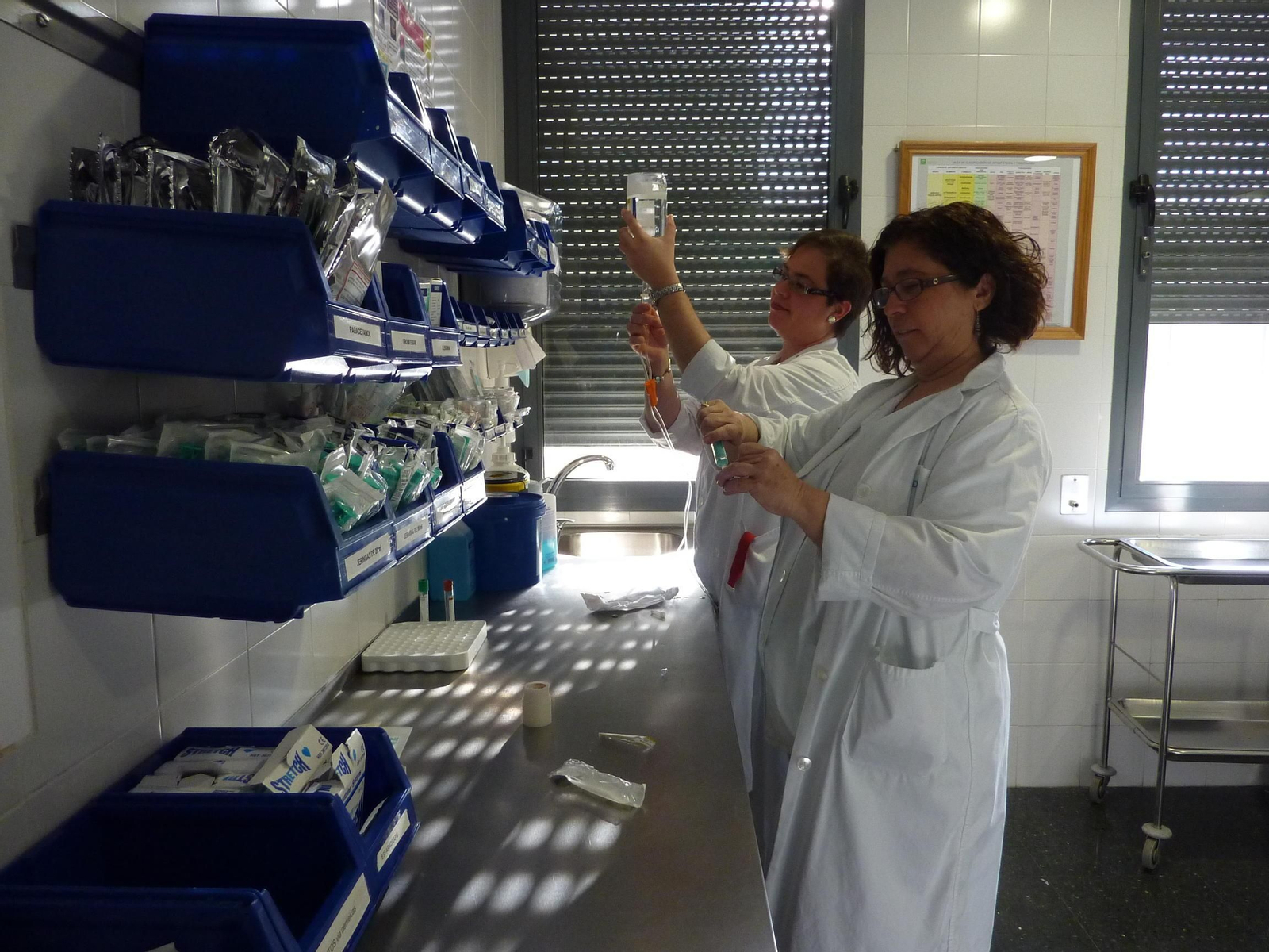 Dos enfermeras preparan tratamientos en el hospital de día.