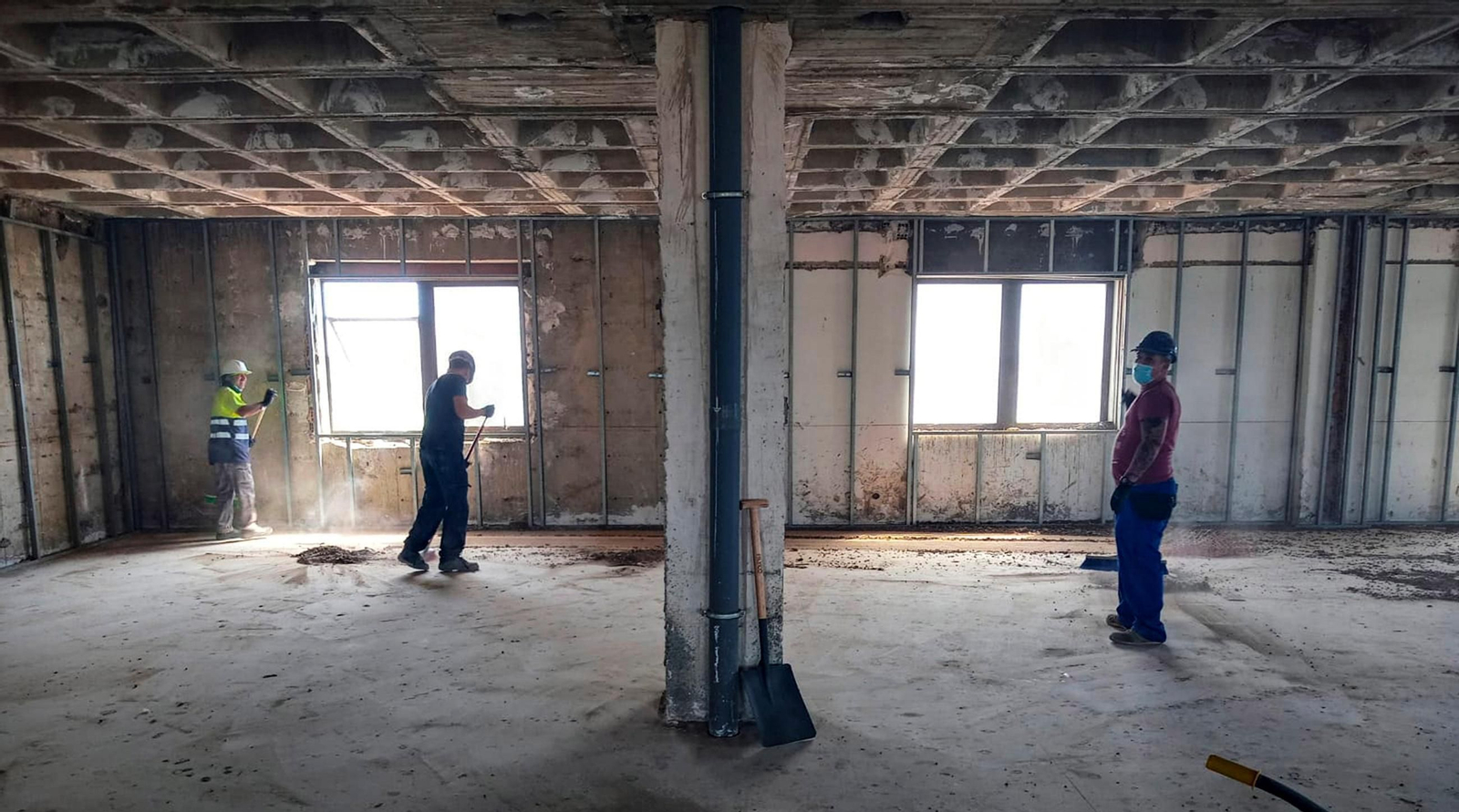 Varios operarios durante las obras del Hospital Militar de Sevilla.