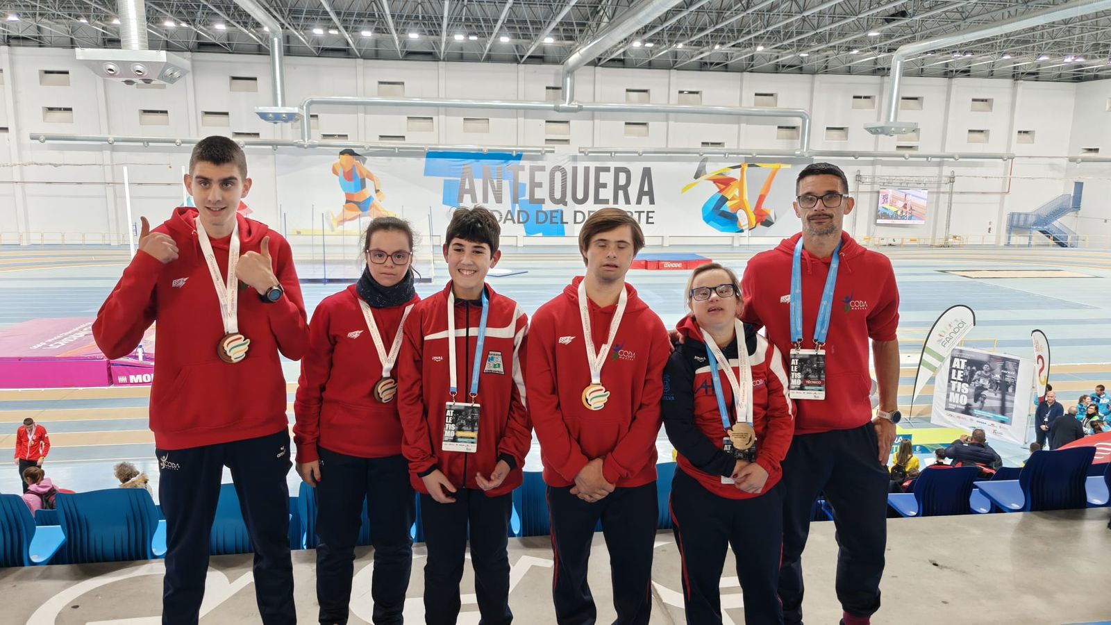 La expedición del CODA posa con las medallas.