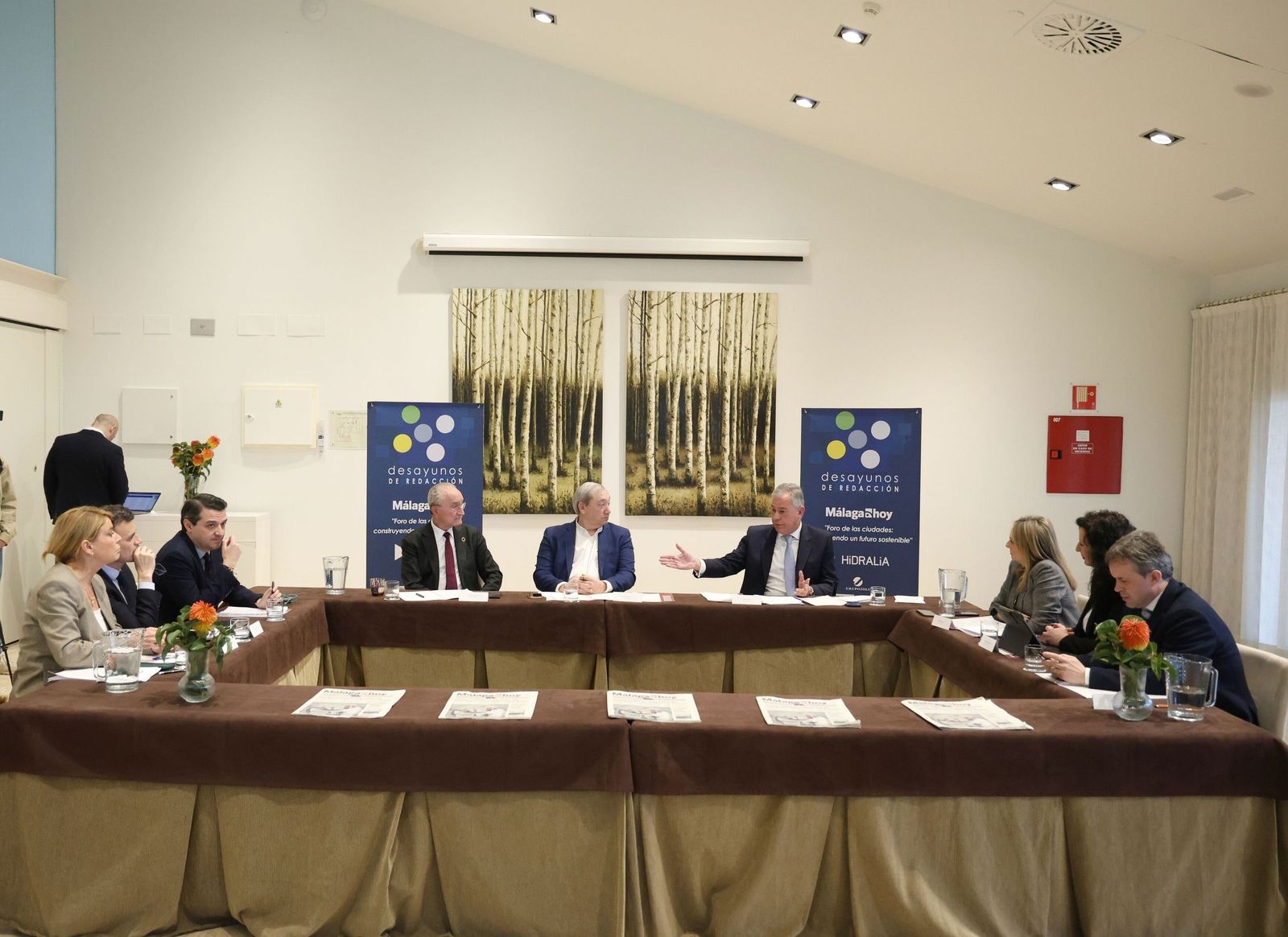 La mesa de debate de los ocho alcaldes moderada por el director de Málaga Hoy, Antonio Méndez.