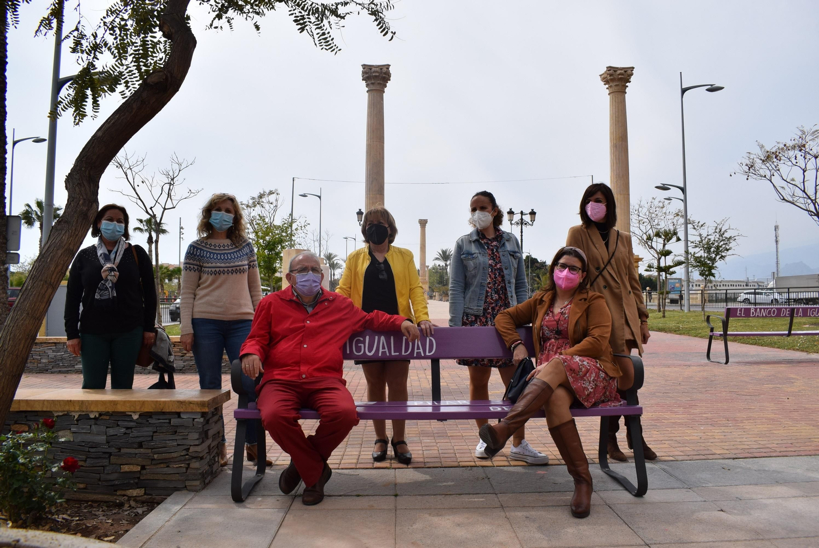 El Bulevar Ciudad de Vícar incorpora sus bancos morados de la igualdad