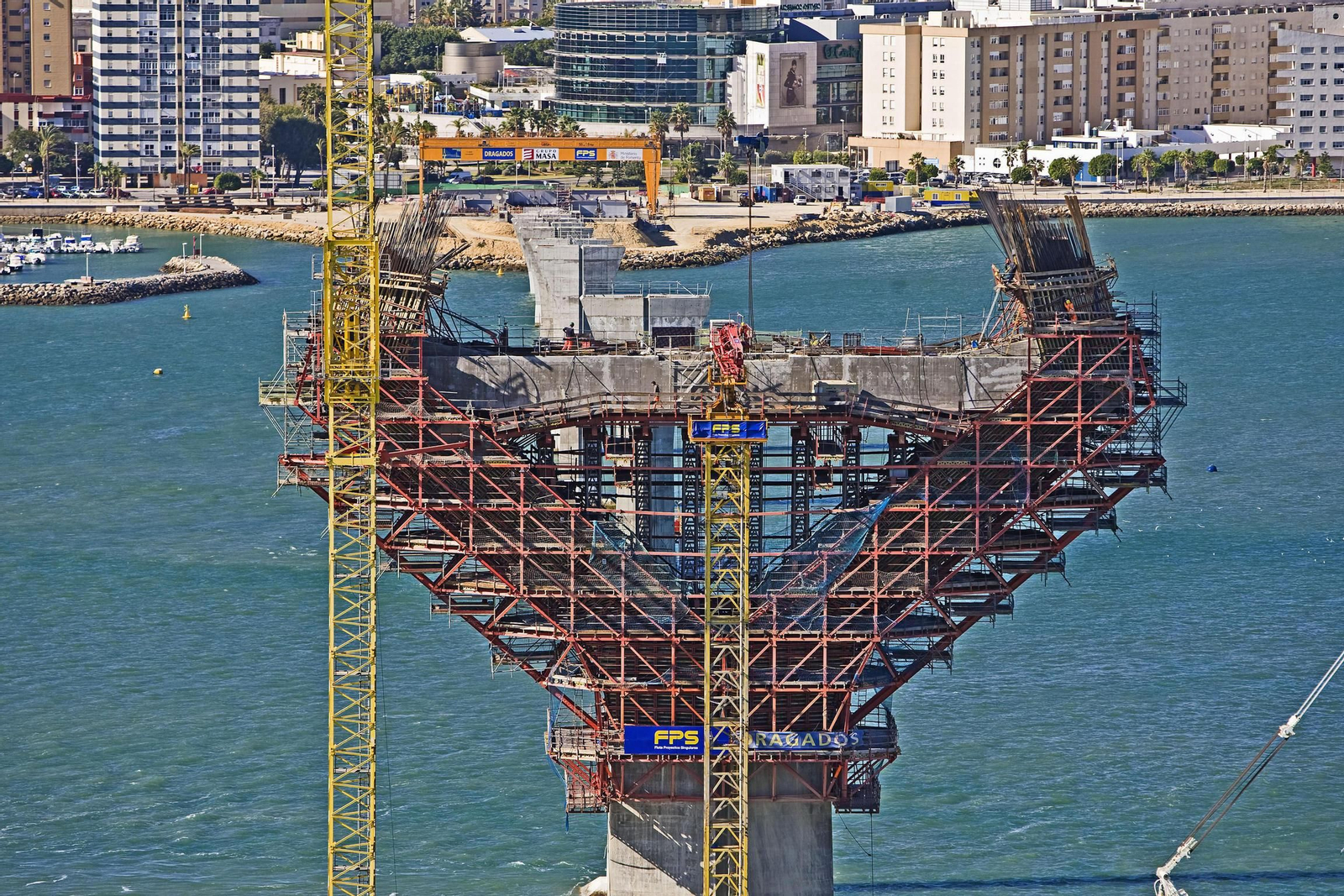 Construcción de la pila 12, con Cádiz al fondo.