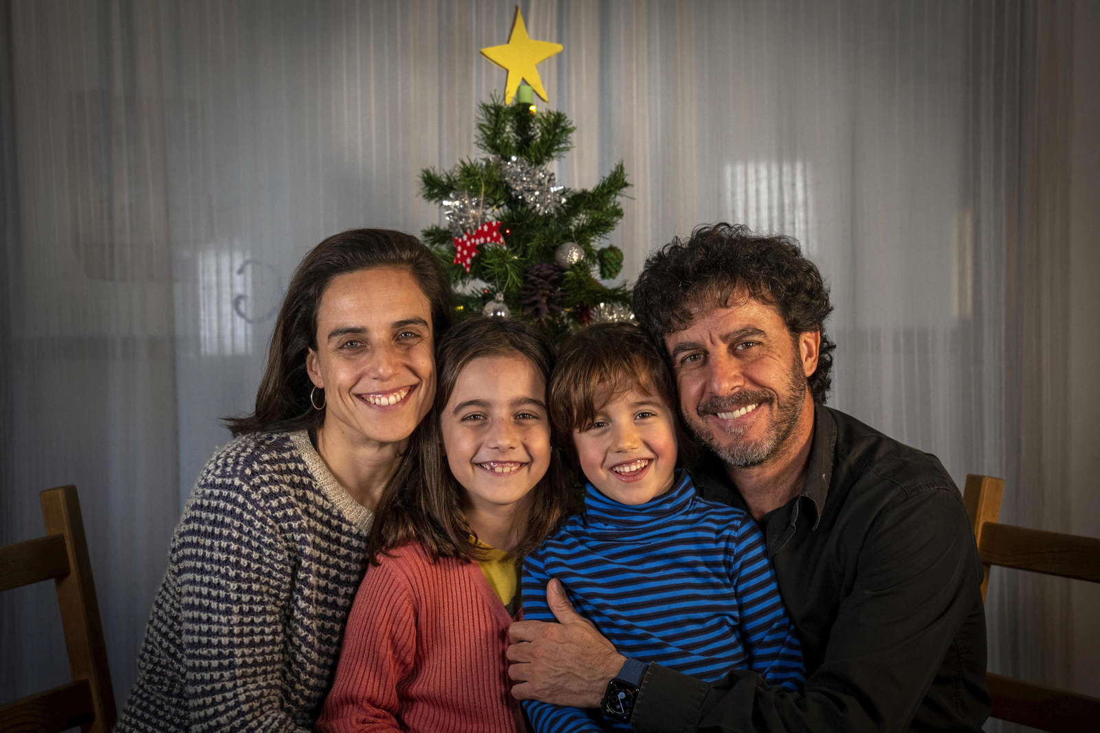 Emilio Morenatti posa junto a su mujer, Marta, y sus hijos, Gala y Pau, en Barcelona, donde residen.
