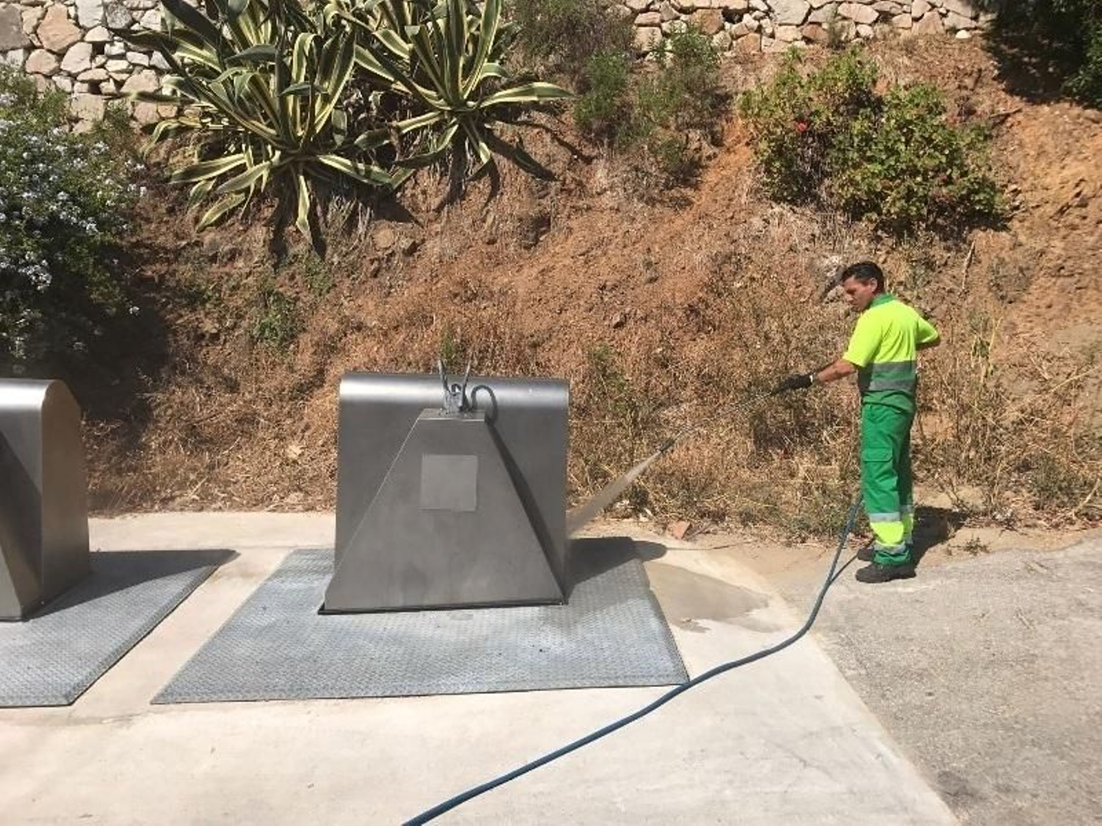 Un trabajador de Urbaser en Fuengirola  durante su trabajo.