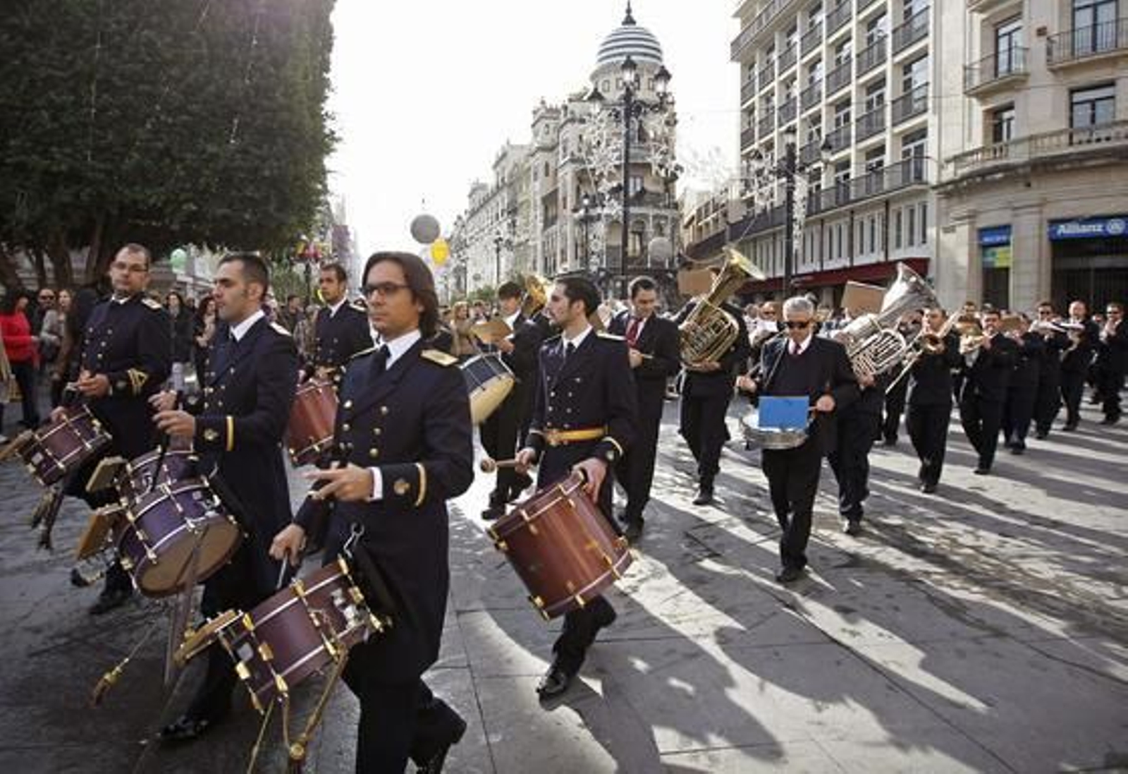 Setenta bandas procesionales de toda España desfilan por Sevilla. / EFE