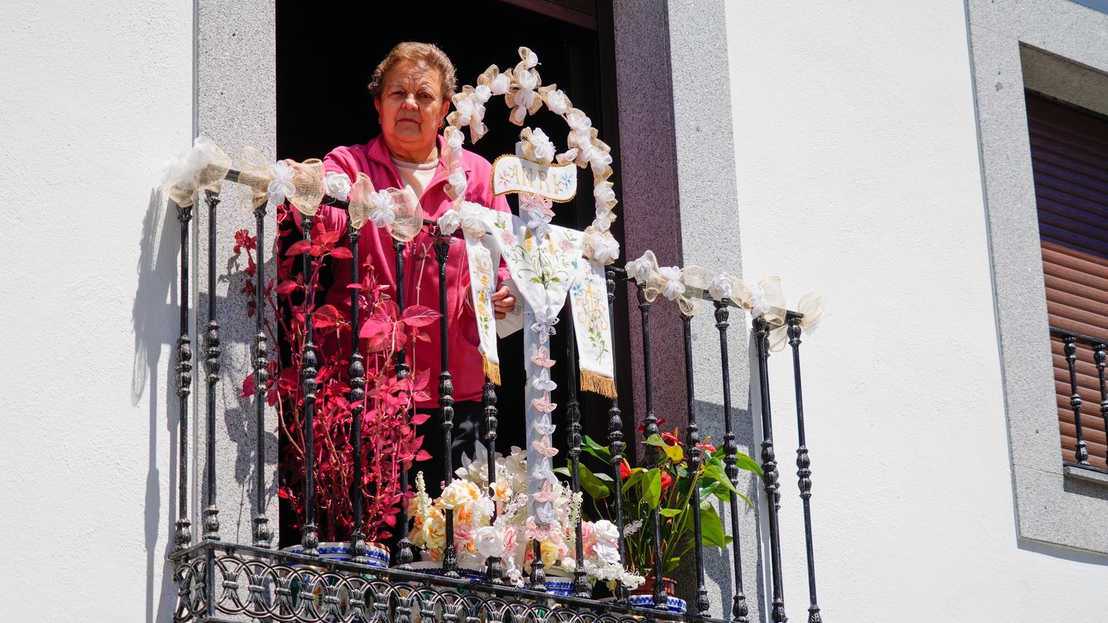 Una cruz en un balcón.