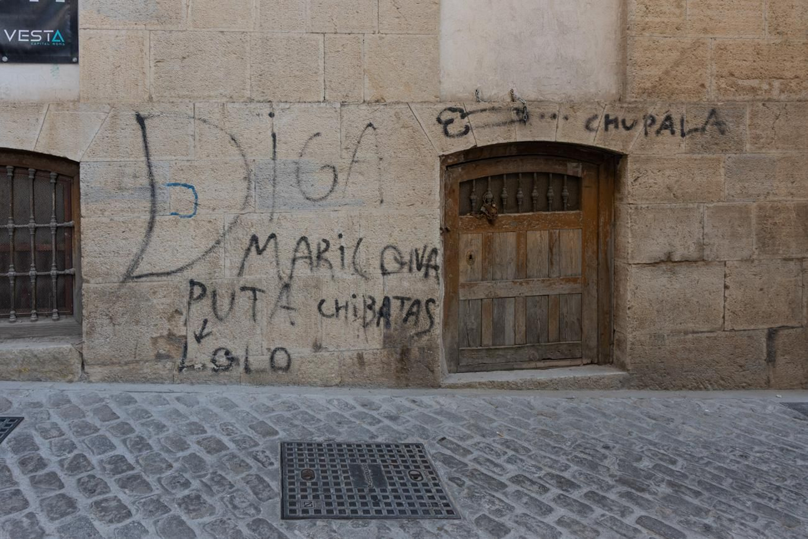 Suciedad y hierbajos toman el entorno de la Catedral de Jaén