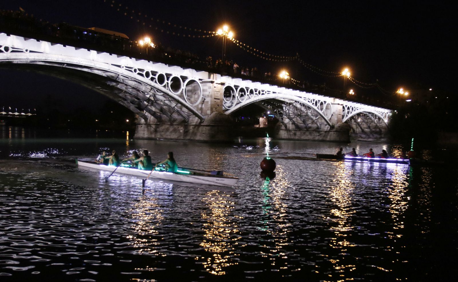 La regata pasa bajo el Puente de Triana